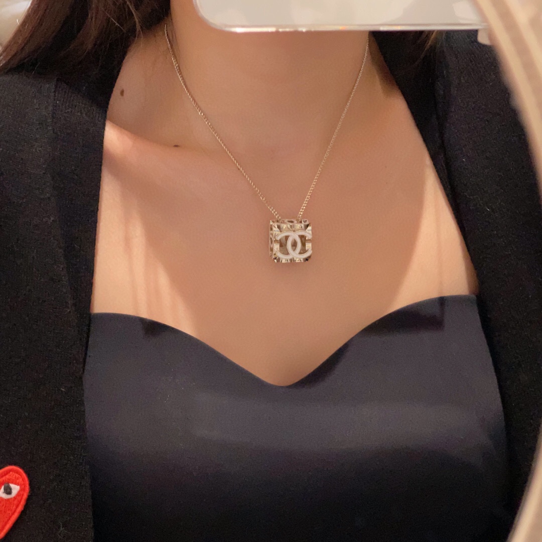 NO:104145,Chanel dice necklace dice shape three-dimensional square hollow C logo square four sides white enamel, Chanel necklace, chanel, chanel, necklace19860909Chanel 骰子项链 骰子造型立体方镂空C logo 四面方形 白珐琅,香奈儿项链,chanel,chanel,necklace,Jewelry