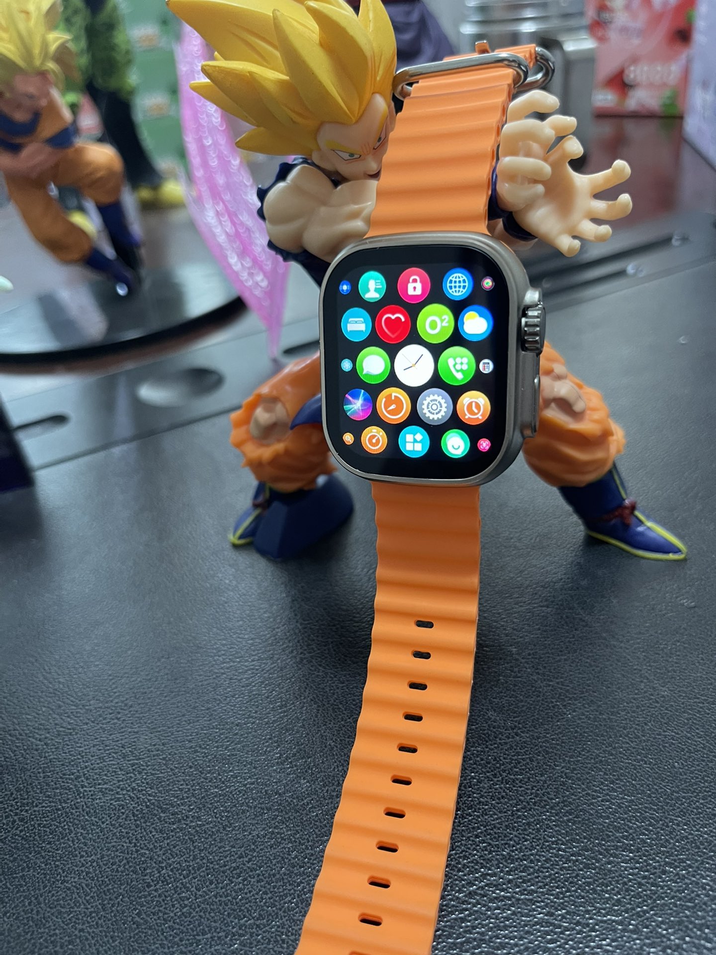 全网首发‼️推手价💰230
苹果Apple Watch Ultra 运动手表
全网唯一有支付宝付款功能的手表
45mm钛金属边框 结实耐用不容易掉漆
背面带卡扣设计，表带可跟正品通用
系统自带100多种运动模式 准确记录各种运动数据
可无线充电 进口低功耗芯片 续航时间可达72小时
IP68级防水设计 再次刷新标准 生活防水无压力

支持息屏显示 屏幕常亮 床头小夜灯等功能
带离线支付 NFC门禁 语音助手等50种功能

绑定app后可接受微信扣扣消息查看内容
软件内置500+种表盘 且可自定义图片表盘
目前功能最全的一款表 拿到手可慢慢挖掘‼️

配件清单：表盘/表带/无线充/说明书
售后要求：保修三个月，外观不磨损，屏幕膜不撕过可退换‼️人为损坏不可退换