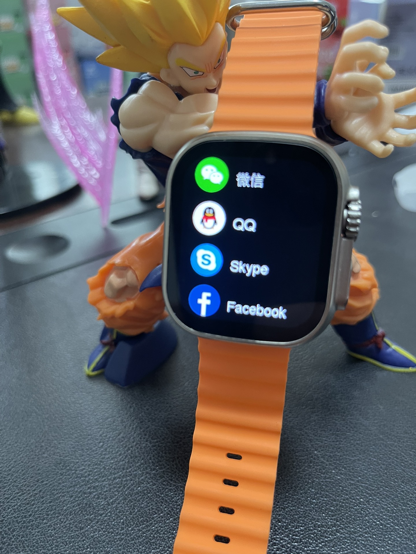 全网首发‼️推手价💰230
苹果Apple Watch Ultra 运动手表
全网唯一有支付宝付款功能的手表
45mm钛金属边框 结实耐用不容易掉漆
背面带卡扣设计，表带可跟正品通用
系统自带100多种运动模式 准确记录各种运动数据
可无线充电 进口低功耗芯片 续航时间可达72小时
IP68级防水设计 再次刷新标准 生活防水无压力

支持息屏显示 屏幕常亮 床头小夜灯等功能
带离线支付 NFC门禁 语音助手等50种功能

绑定app后可接受微信扣扣消息查看内容
软件内置500+种表盘 且可自定义图片表盘
目前功能最全的一款表 拿到手可慢慢挖掘‼️

配件清单：表盘/表带/无线充/说明书
售后要求：保修三个月，外观不磨损，屏幕膜不撕过可退换‼️人为损坏不可退换