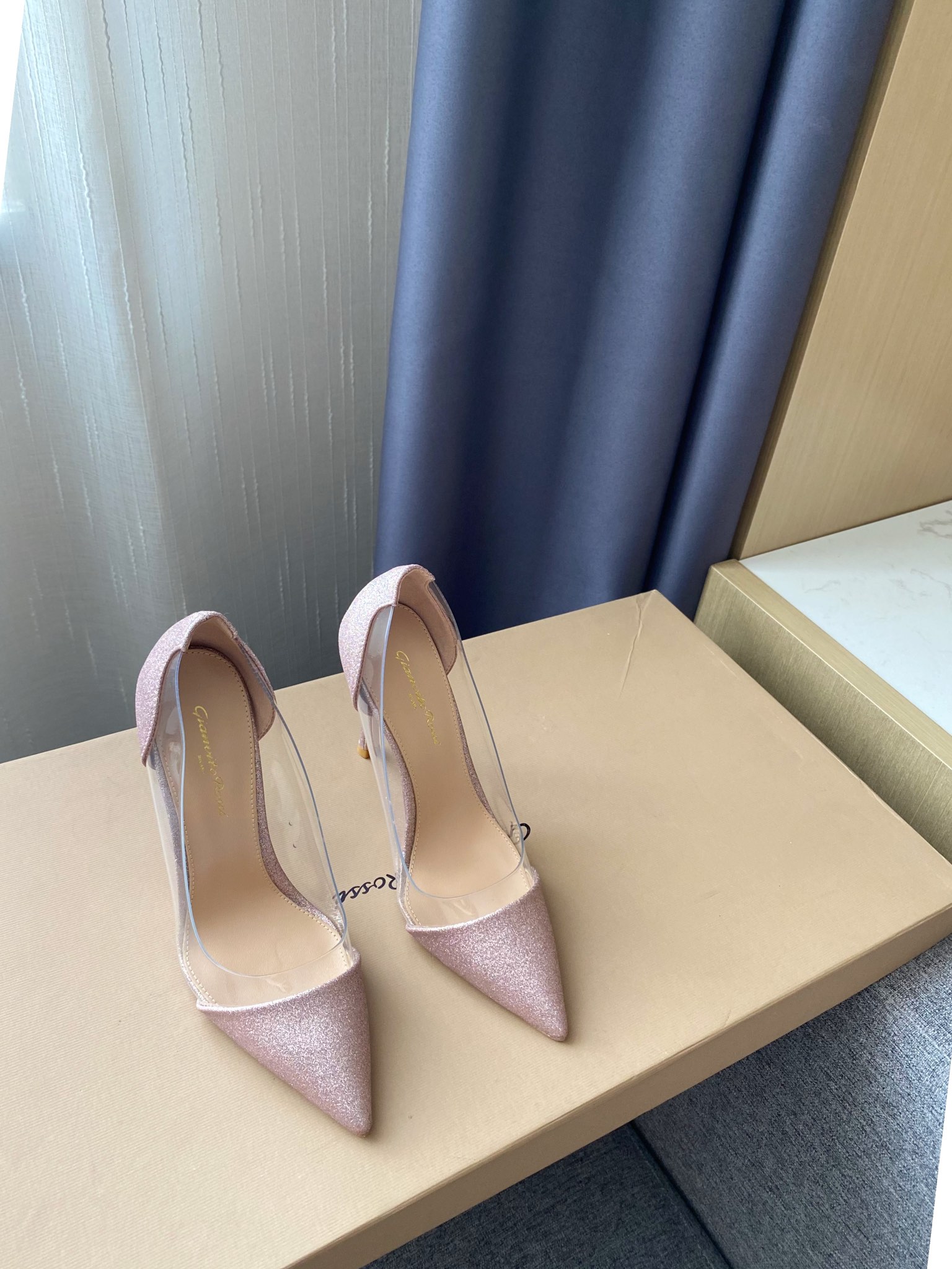 Gianvito Rossi pumps met puntneus, damesleder, upgrade-versie, kant en suède, Italiaanse leren zool