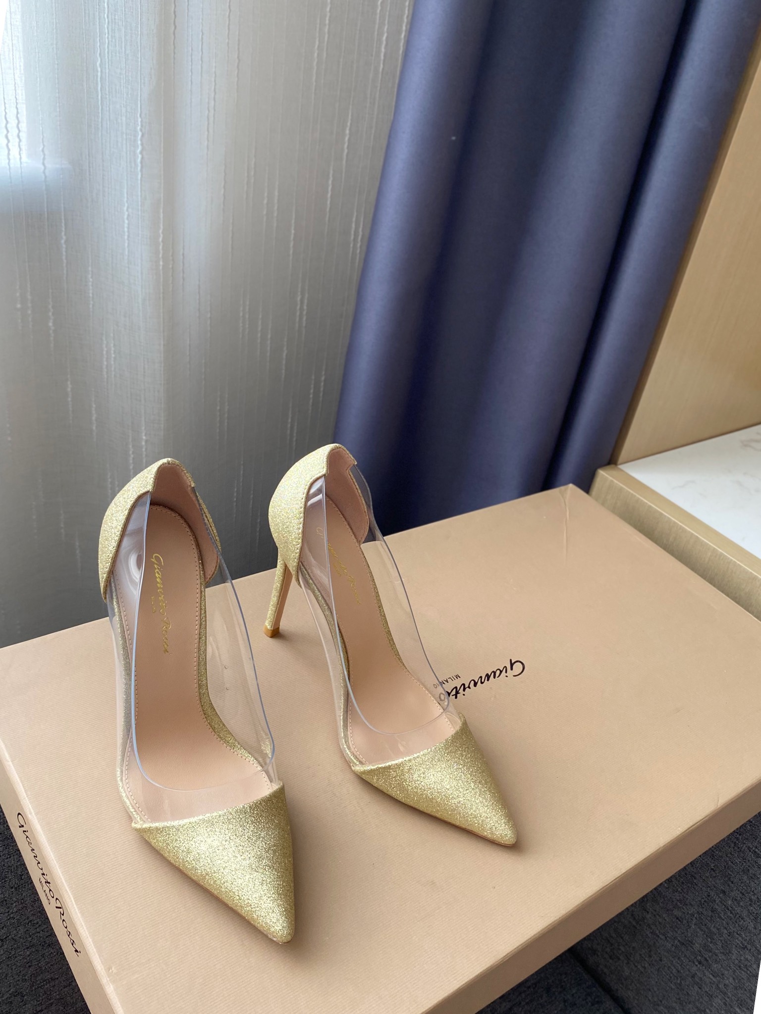 Gianvito Rossi pumps met puntneus, instappers, upgraded versie, kant en suède combinatie, Italiaanse leren zool