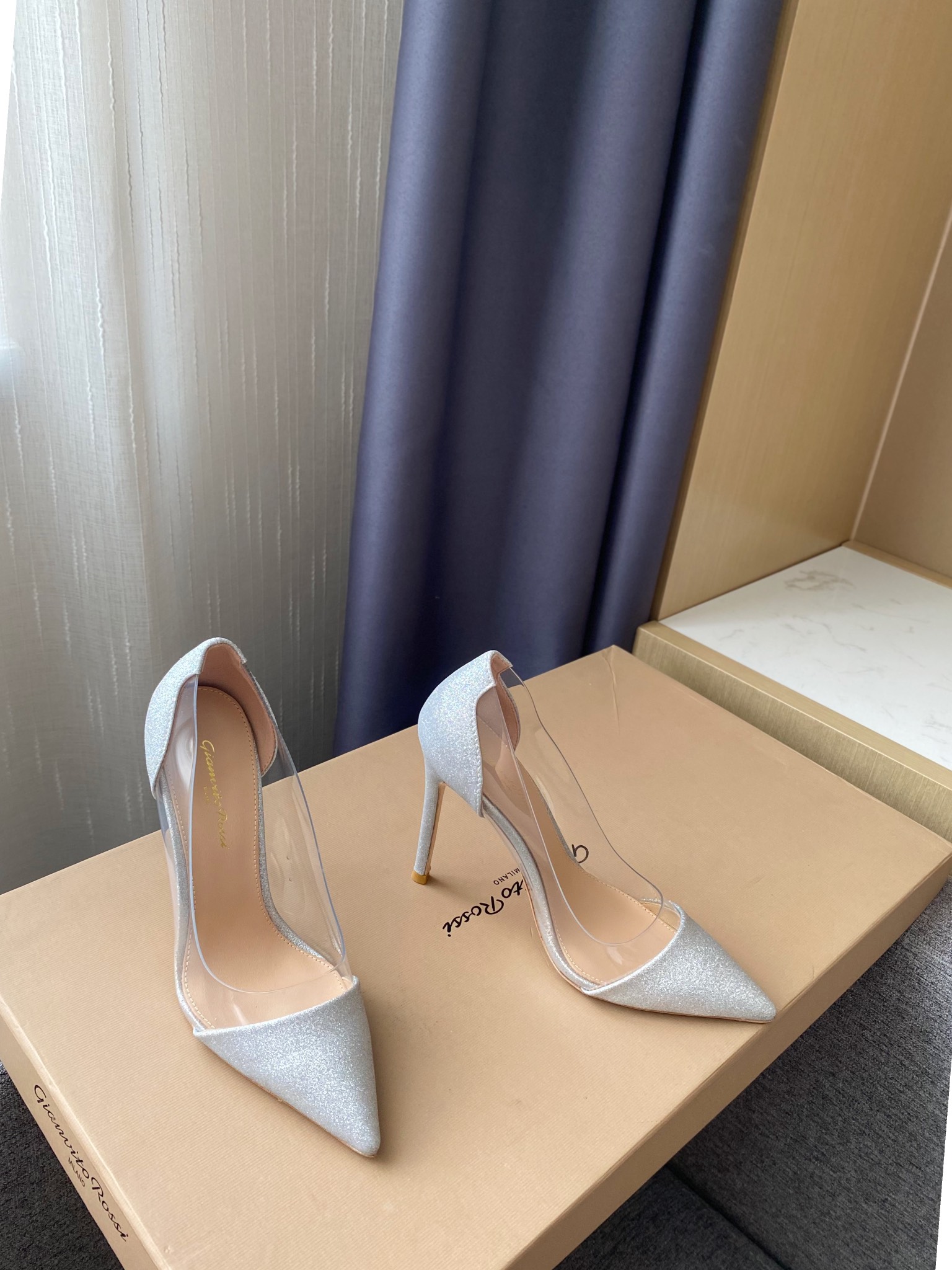Gianvito Rossi pumps met puntneus, damesleder, upgrade-versie, kant en suède, Italiaanse leren zool