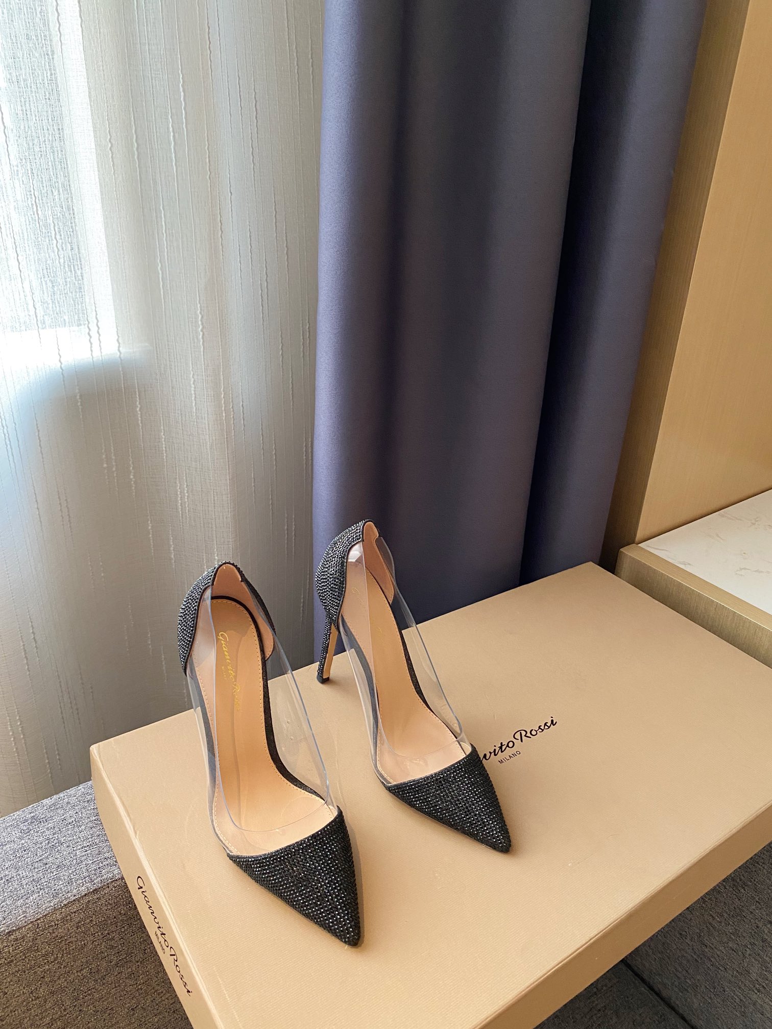 Gianvito Rossi pumps met puntneus, damesleder, upgrade-versie, kant en suède combinatie, Italiaanse leren zool
