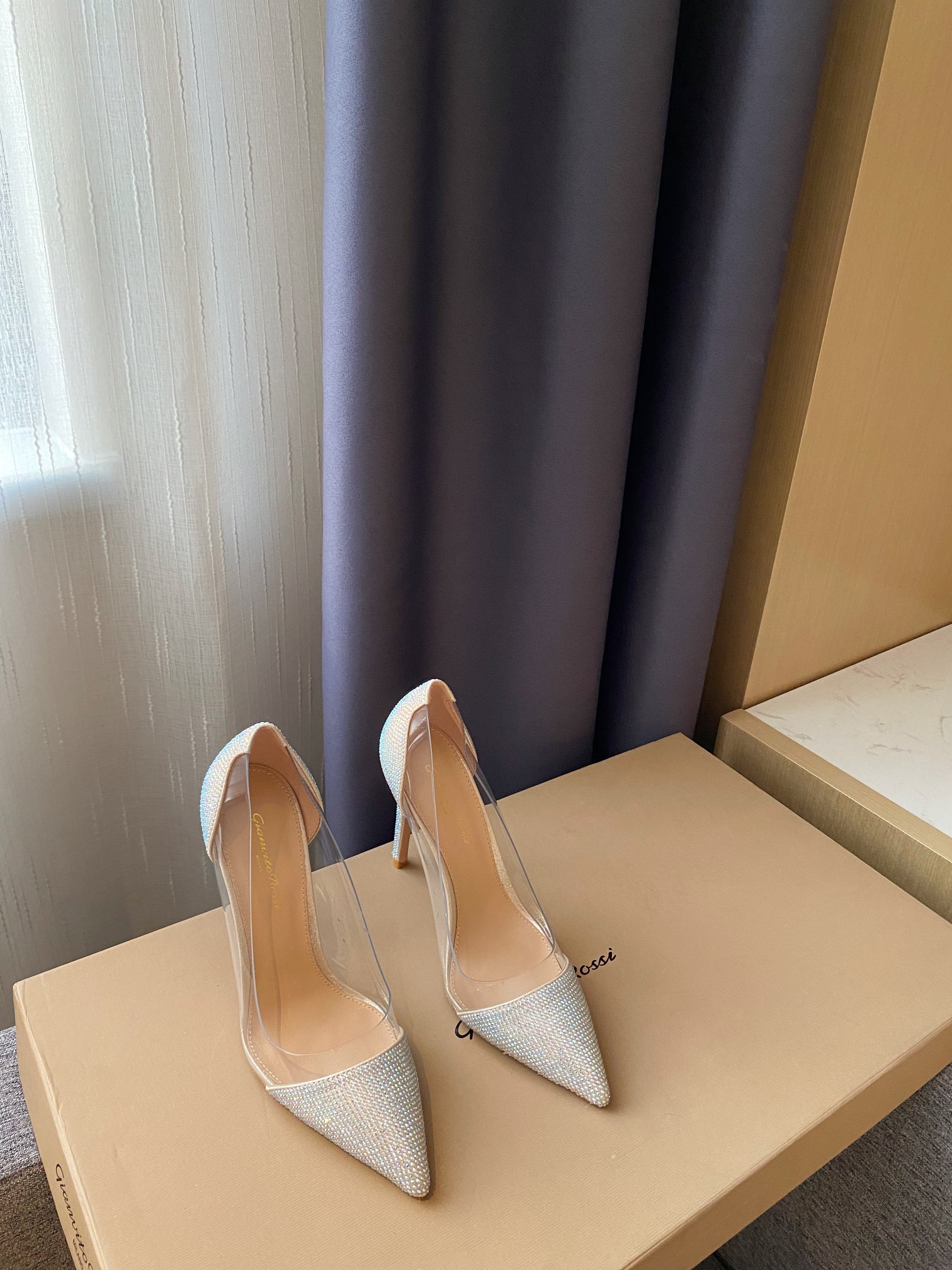 Gianvito Rossi pumps met puntneus, damesleder, upgrade-versie, kant en suède combinatie, Italiaanse leren zool