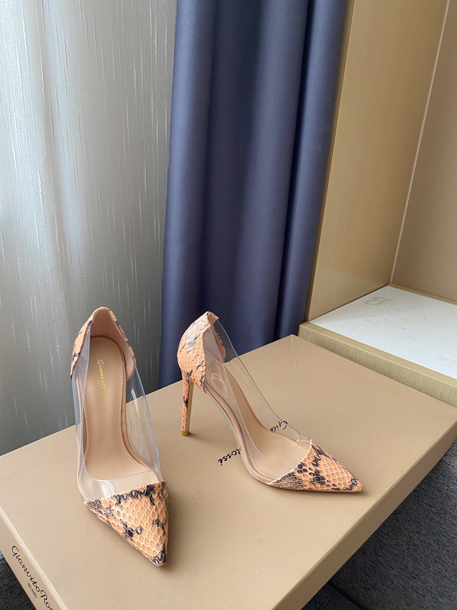 Gianvito Rossi pumps met puntneus, instappers, upgraded versie, kant en suède combinatie, Italiaanse leren zool