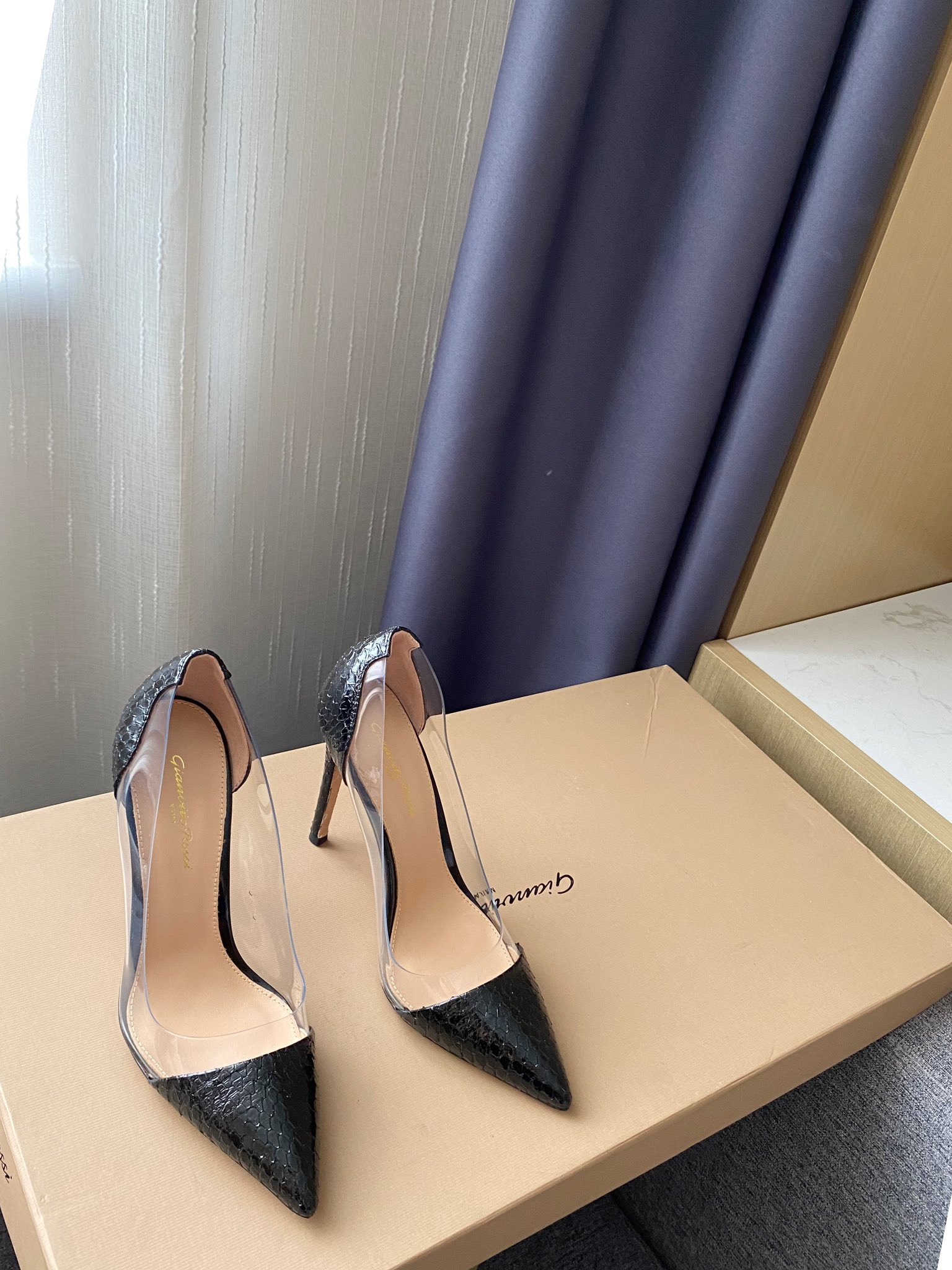Gianvito Rossi pumps met puntneus, damesleder, upgrade-versie, kant en suède combinatie, Italiaanse leren zool