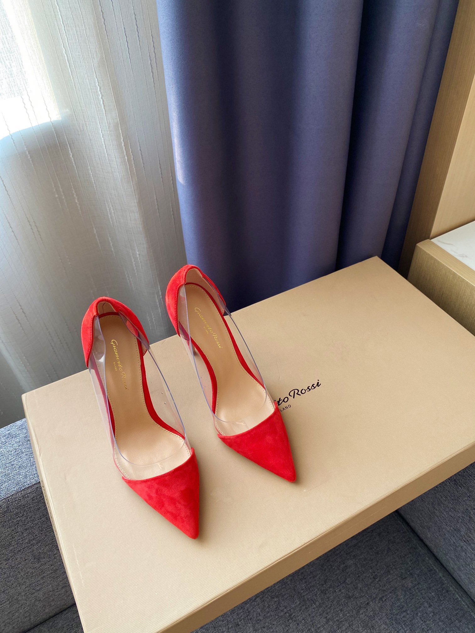Gianvito Rossi pumps met puntneus, damesleder, upgrade-versie, kant en suède, Italiaanse leren zool