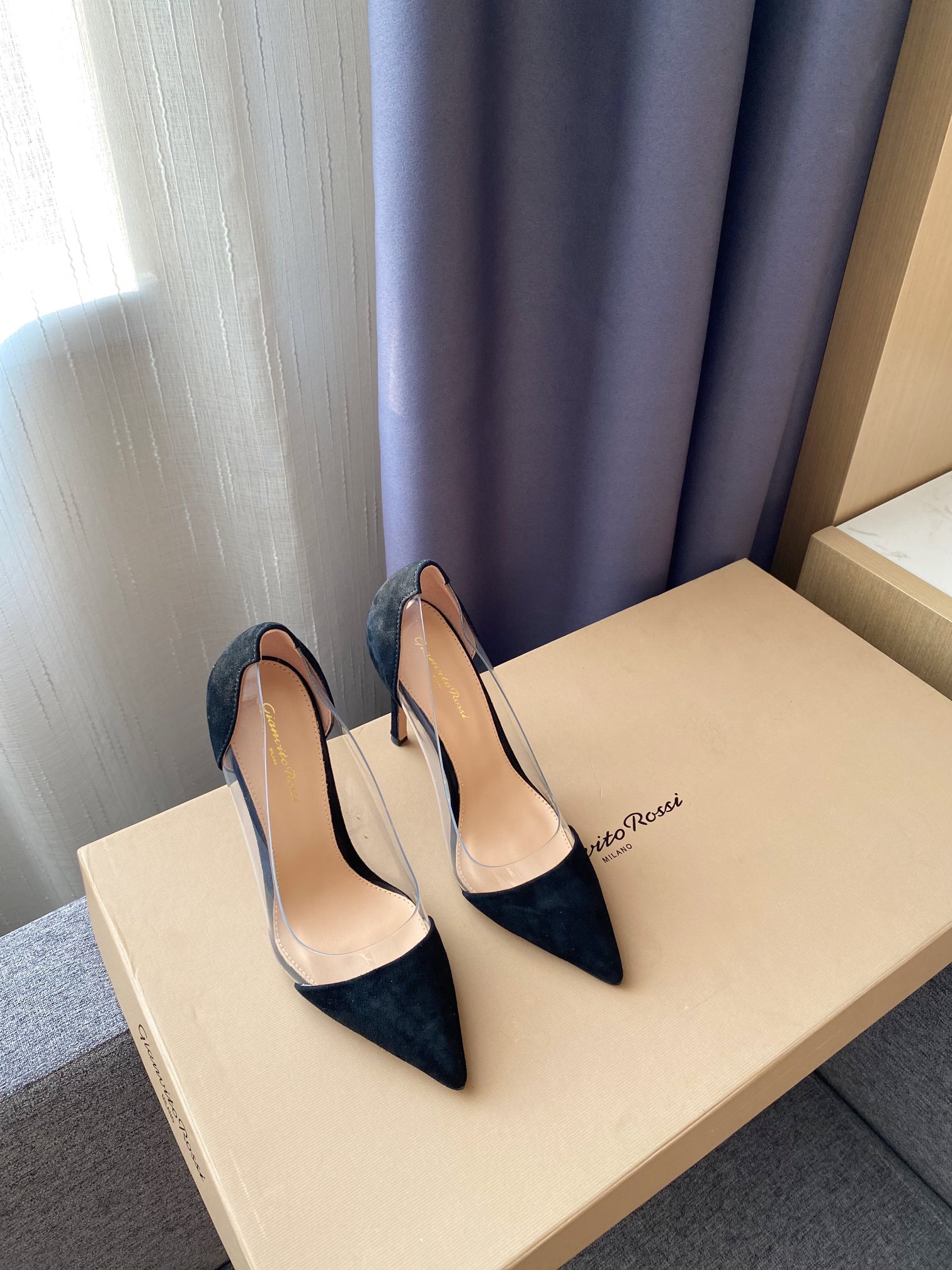 Gianvito Rossi pumps met puntneus, damesleder, upgrade-versie, kant en suède combinatie, Italiaanse leren zool