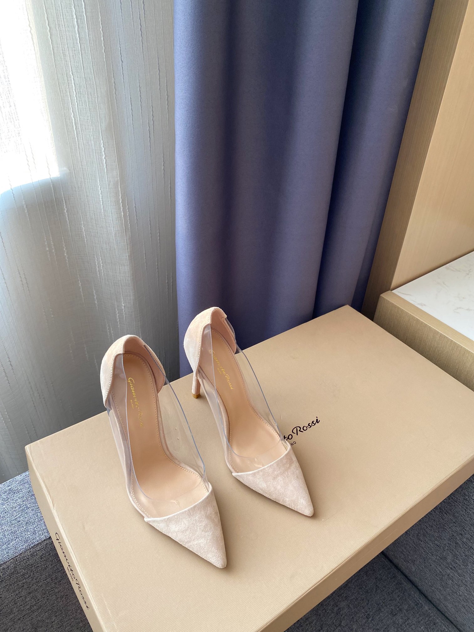 Gianvito Rossi pumps met puntneus, damesleder, upgrade-versie, kant en suède, Italiaanse leren zool