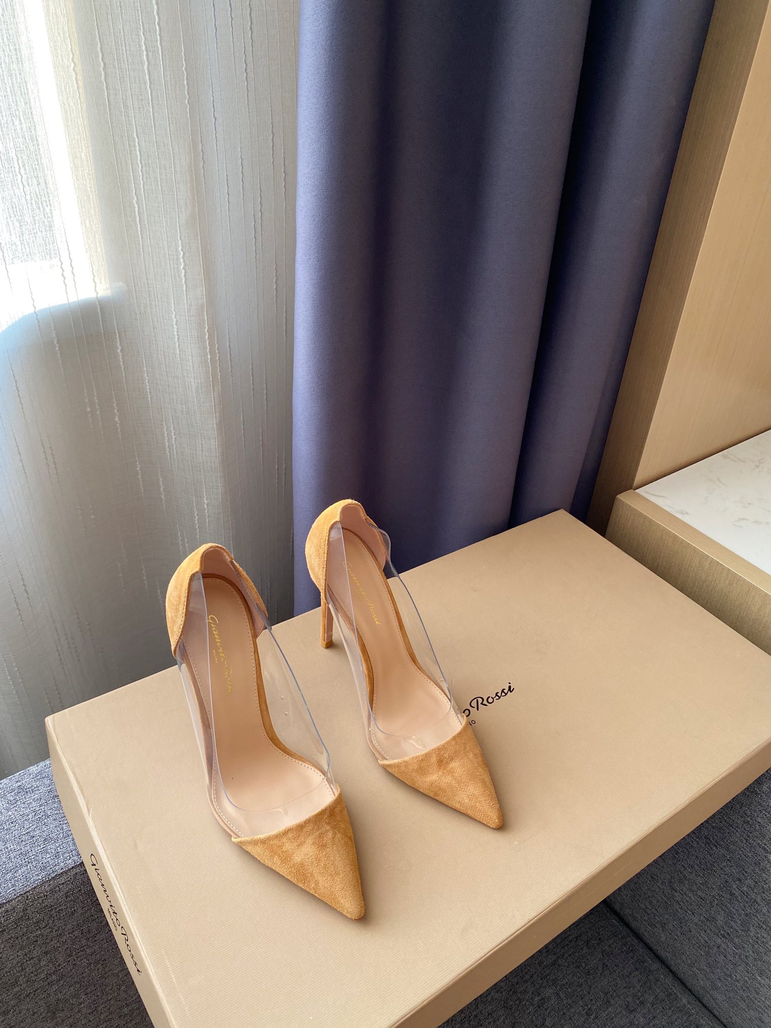 Gianvito Rossi pumps met puntneus, damesleder, upgrade-versie, kant en suède, Italiaanse leren zool