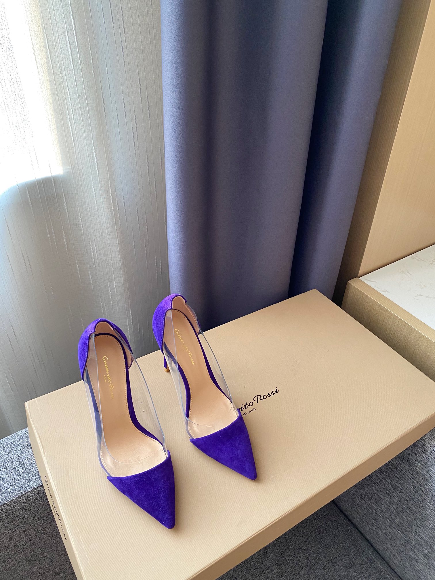 Gianvito Rossi pumps met puntneus, damesleder, upgrade-versie, kant en suède combinatie, Italiaanse leren zool