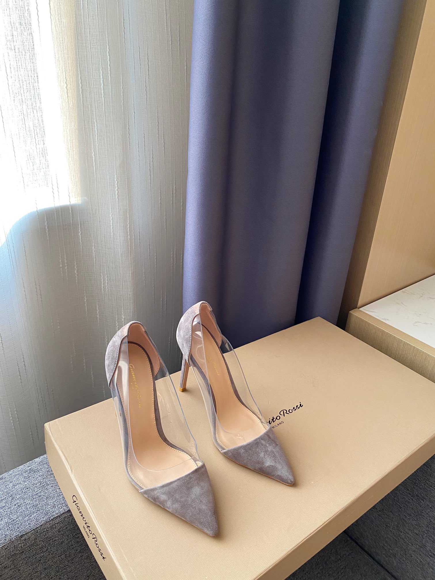 Gianvito Rossi pumps met puntneus, damesleder, upgrade-versie, kant en suède, Italiaanse leren zool