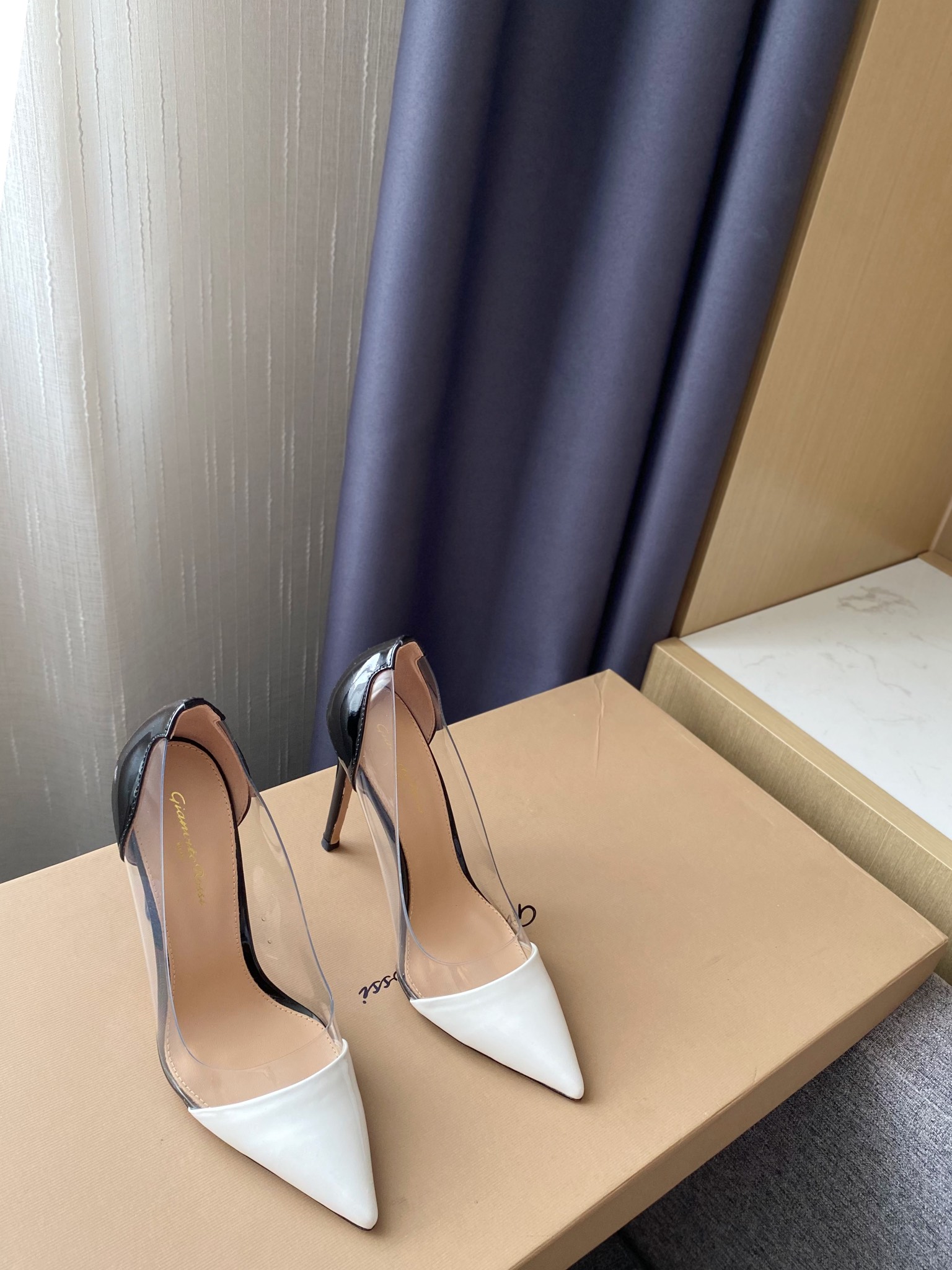 Gianvito Rossi Escarpins à bout pointu, chaussures plates, version améliorée, dentelle et cuir de chèvre, semelle en cuir véritable italien