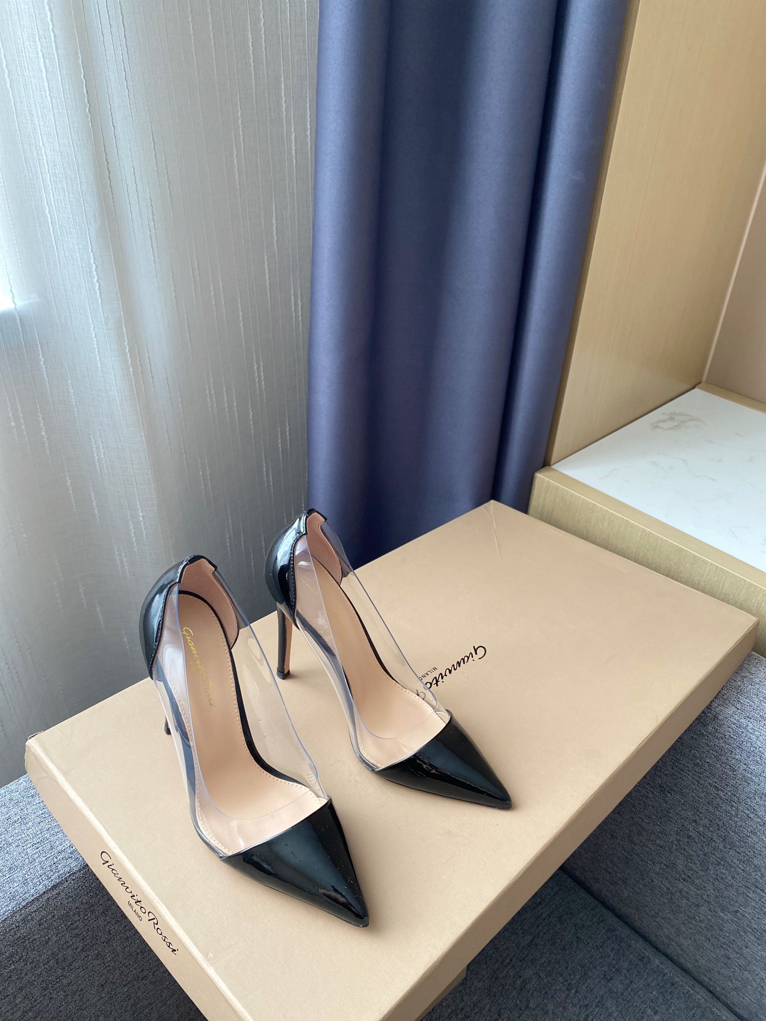 Gianvito Rossi Escarpins à bout pointu, chaussures plates, version améliorée, dentelle et cuir de mouton, semelle extérieure en cuir véritable italien