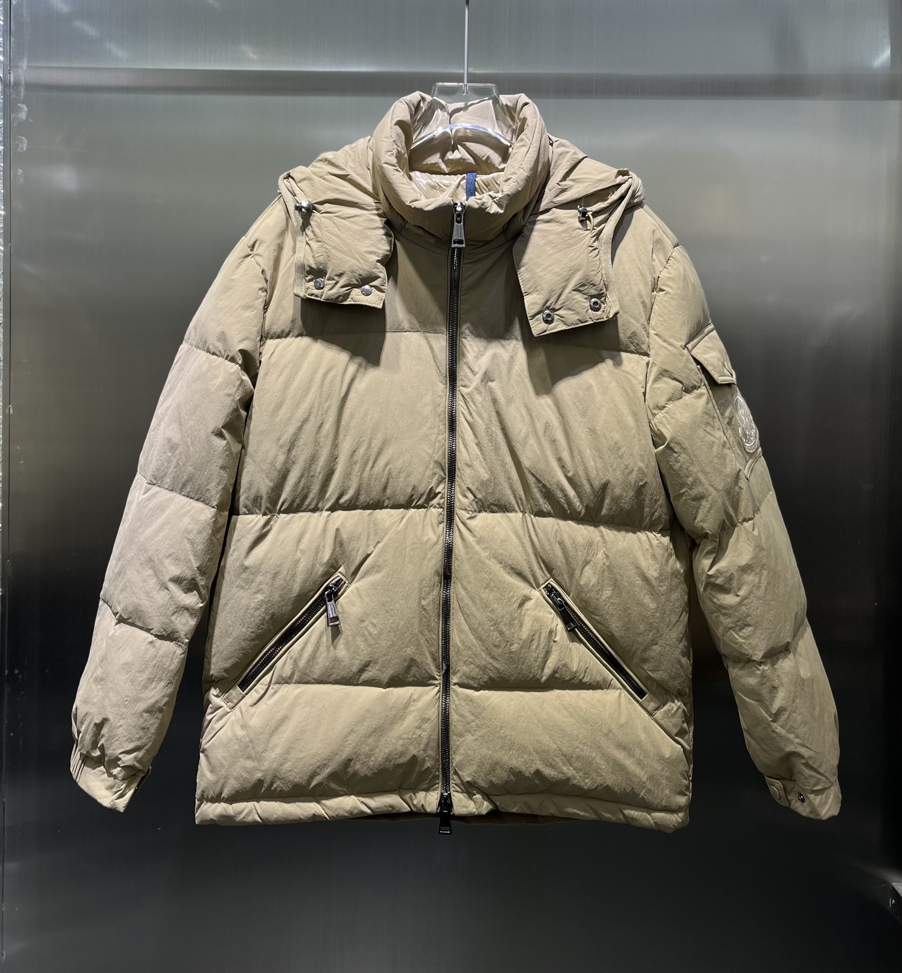 NO:696901,Comes with dust bag Moncler/muzzle. New arrival hooded down jacket. Classic all-purpose style. Logo embroidery on the neck. Three-dimensional relief pattern on the sleeves. Very classic style. Suitable for both men and women. Slightly loose hooded zipper jacket. Simple style. Low-key luxury atmosphere. Definitely worth buying. High version 2 colors, Moncler, jackets & coats, down jacket, hats,19860909配防尘袋Moncler/蒙口 新品上架连帽羽绒外套 .经典的万能款 领口logo刺绣 袖上立体的浮雕图案 非常经典的款式 属于男女都可以驾驭 版型微宽松连帽拉链外套 简约的风格 低调奢华大气 绝对值的入手  高版本2色,,Moncler,jackets & coats,down jacket,hats,,Women's clothing