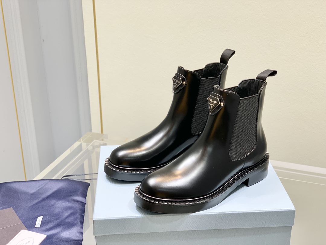 Prada普拉达fw21中筒靴新品P家经典尼龙材质于牛皮组合鞋面恰到好处的装饰搭扣简约又时髦鞋底是胶质的