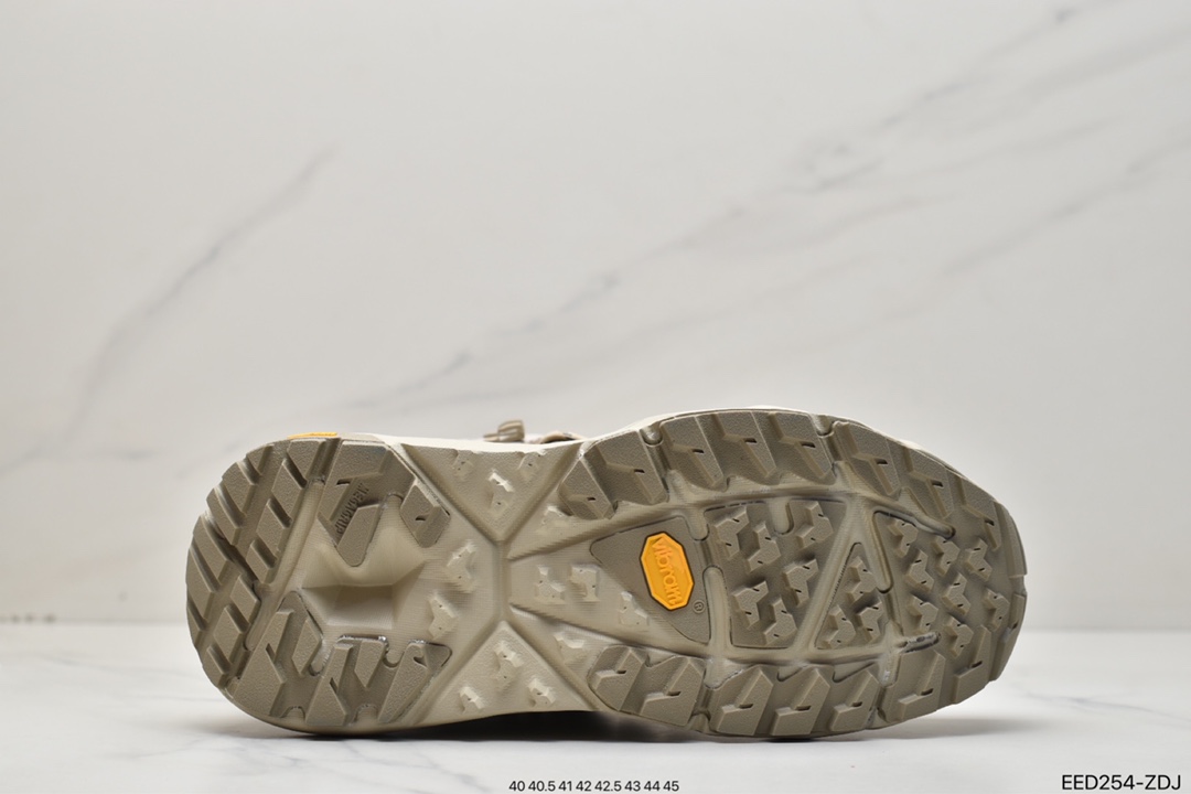 The mountain brand Hoka One One Engineered Garments cooperated to launch a joint project and became very popular 1112030-DOTN
