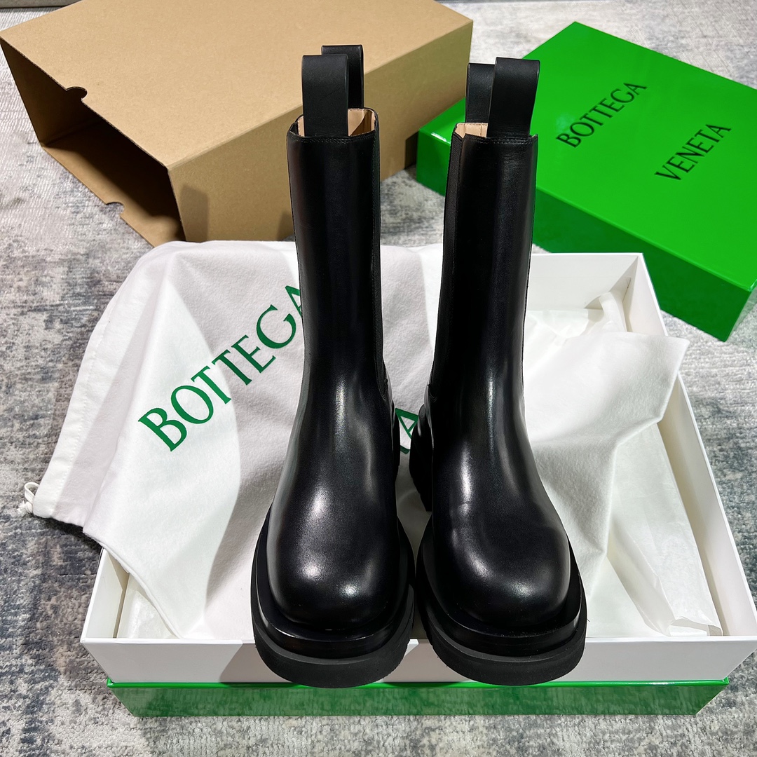 NO:563041,BV popular short boots made in Dongguan, classic continuation, long-term production, good walking legs, long legs, BV boots have never lost, they can be salty or sweet, super versatile, in order not to miss any detail, to ensure the same style and taste. The elastic band is specially customized. The density and elasticity have been tested in many aspects. The softness is moderate, good stretch and not easy to deform. The upper is imported calf leather. The three-layer combination of genuine leather welt outsole is wear-resistant.  Size 35～39 (can be customized to 40), boots, bottega veneta, boots, cowhide19860909莞产 BV爆款短靴 经典延续 长期做货 行走的腿精 腿长这件事 BV靴从来没输过, 可盐可甜 超百搭,为了不放过任何一个细节 确保做到一模一样板型味道 松紧带是专门定制的 密度和弹性都是经过多方面拉伸测试 软度适中好拉伸不易变型 鞋面进口胎牛皮 真皮沿条三层组合大底耐磨底 码数35～39（可定制40）,靴子,bottega veneta,boots,cowhide,Women's Shoes
