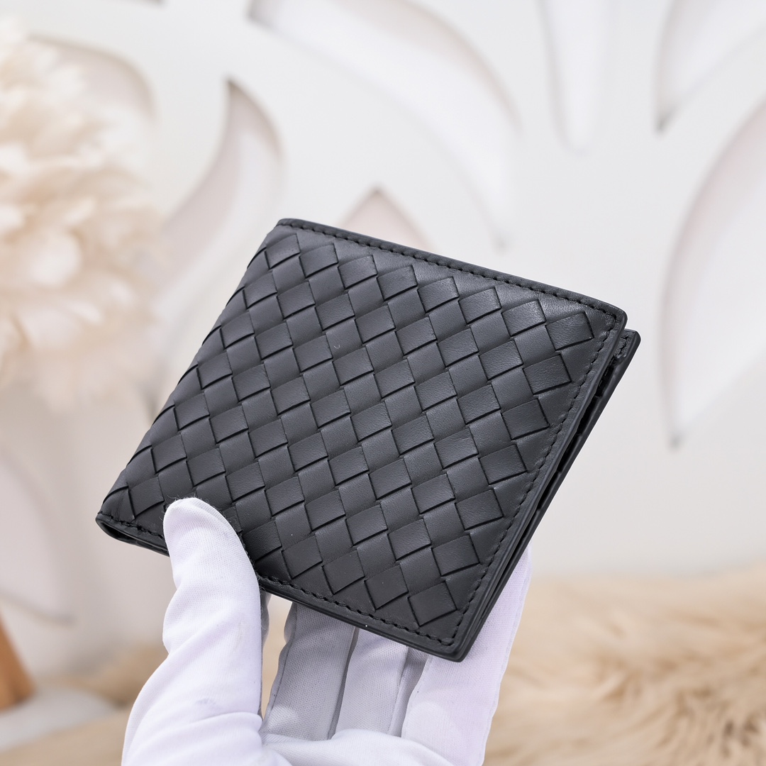 Bottega Veneta Men's Leather Wallet, Braided Design, Compact Size 3 i1667241262 4903 1