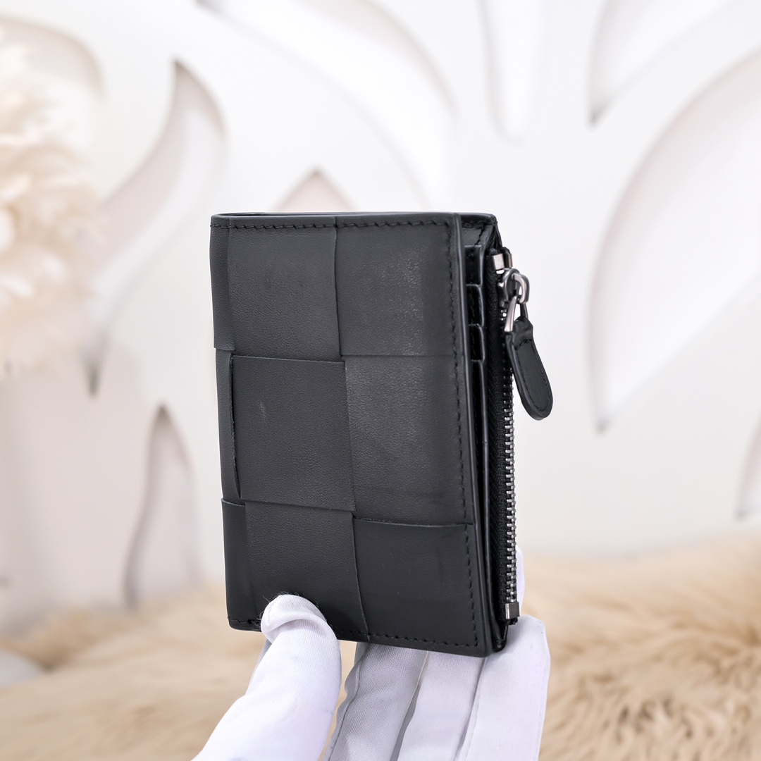 Bottega Veneta Men's Black Leather Intrecciato Bifold Card Holder Wallet 3 i1667241578 8861 1