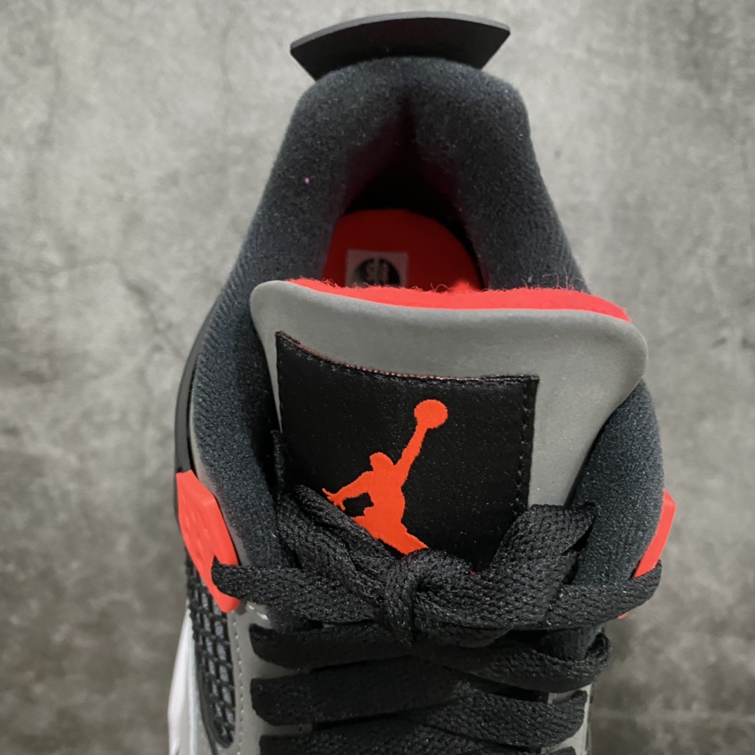 图片[9]-神版 Air Jordan AJ4 Retro \”Infrared\”红外线 DH6927-061 毫无疑问市场中端王者 耗时半年开发巨作 全套原纸板楦头开发 确保原汁原味 完美呈现四代版型 一比一鞋头弧度高度鞋身弧度 有一说一不吹不捧 实打实文案品质‼️ 此版本只针对中端市场 皮料材质有所更替 其他数据细节工艺流程均保持一致 绝不口嗨 细节品控鞋型随意秒杀市面3XX 4XX 原厂TPU网格鞋带扣 正确内里网布 菱角分明不变形无多余毛边 柔软性质感一致于原鞋 市场唯一原厂鞋扣模具 背面可见隐藏注塑口 原厂织唛标 原厂飞人电绣工艺 尾指中部跳三针 独家绑鞋带手法 印刷中底布 四线拉帮 米色美纹纸贴合固定 进口港宝加持 后跟自然饱满 全鞋荧光划线卡点 追求极致完美 每一双都是工艺品 多重QC质检 超越公司货的品控标准 实实在在的免检产品 尺码：40 40.5 41 42 42.5 43 44 44.5 45 46 47.5 48.5-选品中心