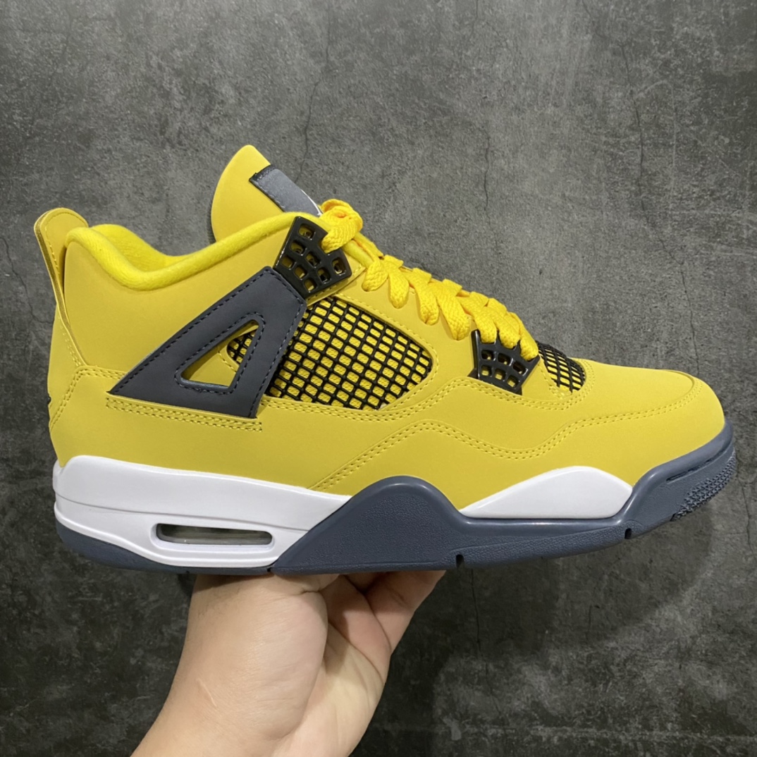 神版 Air Jordan AJ4 Retro 黑黄电母 货号:CT8527-700 毫无疑问市场中端王者 耗时半年开发巨作 全套原纸板楦头开发 确保原汁原味 完美呈现四代版型 一比一鞋头弧度高度鞋身弧度 有一说一不吹不捧 实打实文案品质‼️ 此版本只针对中端市场 皮料材质有所更替 其他数据细节工艺流程均保持一致 绝不口嗨 细节品控鞋型随意秒杀市面3XX 4XX 原厂TPU网格鞋带扣 正确内里网布 菱角分明不变形无多余毛边 柔软性质感一致于原鞋 市场唯一原厂鞋扣模具 背面可见隐藏注塑口 原厂织唛标 原厂飞人电绣工艺 尾指中部跳三针 独家绑鞋带手法 印刷中底布 四线拉帮 米色美纹纸贴合固定 进口港宝加持 后跟自然饱满 全鞋荧光划线卡点 追求极致完美 每一双都是工艺品 多重QC质检 超越公司货的品控标准 实实在在的免检产品 尺码:40 40.5 41 42 42.5 43 44 44.5 45 46 47.5 48.5-选品中心