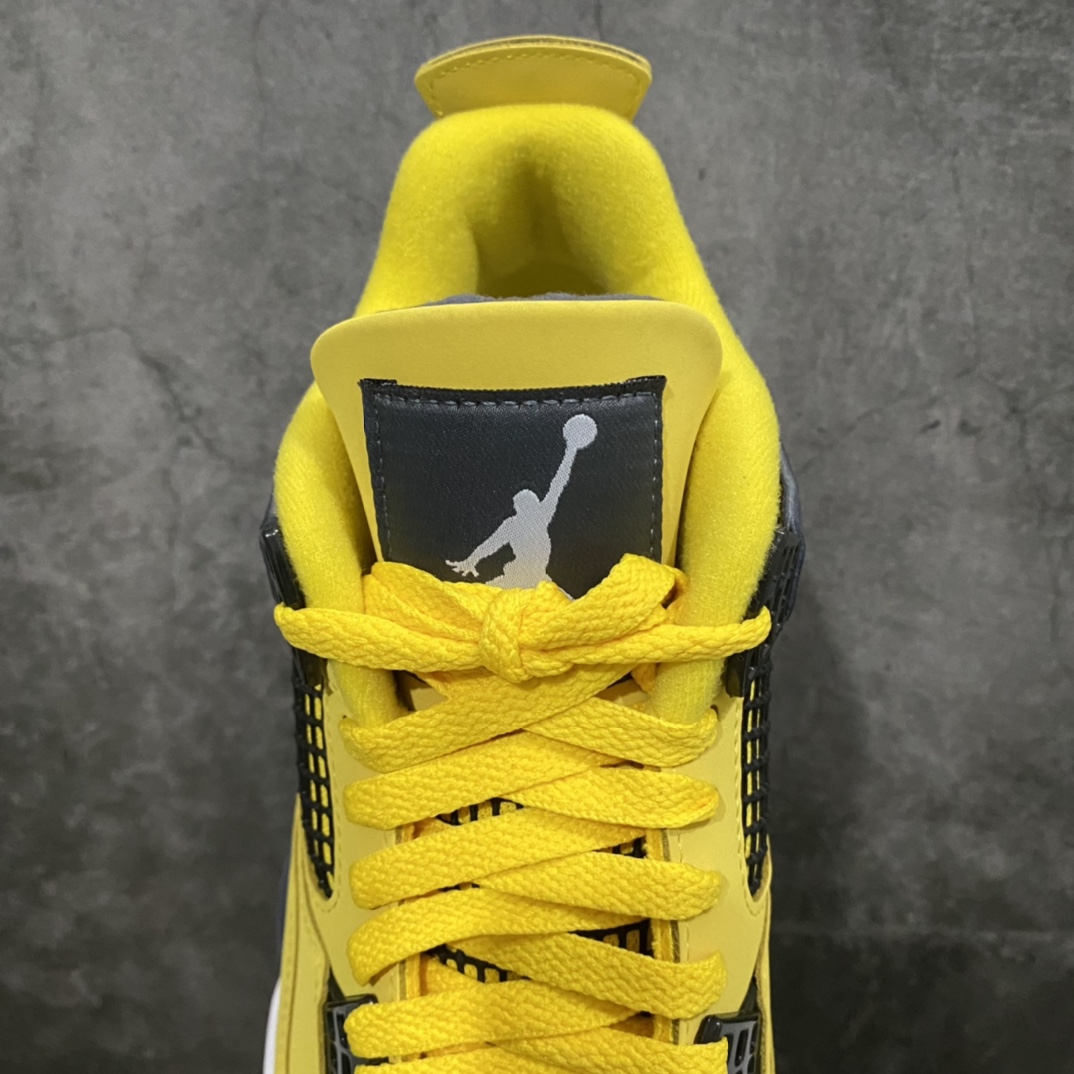图片[8]-神版 Air Jordan AJ4 Retro 黑黄电母 货号：CT8527-700 毫无疑问市场中端王者 耗时半年开发巨作 全套原纸板楦头开发 确保原汁原味 完美呈现四代版型 一比一鞋头弧度高度鞋身弧度 有一说一不吹不捧 实打实文案品质‼️ 此版本只针对中端市场 皮料材质有所更替 其他数据细节工艺流程均保持一致 绝不口嗨 细节品控鞋型随意秒杀市面3XX 4XX 原厂TPU网格鞋带扣 正确内里网布 菱角分明不变形无多余毛边 柔软性质感一致于原鞋 市场唯一原厂鞋扣模具 背面可见隐藏注塑口 原厂织唛标 原厂飞人电绣工艺 尾指中部跳三针 独家绑鞋带手法 印刷中底布 四线拉帮 米色美纹纸贴合固定 进口港宝加持 后跟自然饱满 全鞋荧光划线卡点 追求极致完美 每一双都是工艺品 多重QC质检 超越公司货的品控标准 实实在在的免检产品 尺码：40 40.5 41 42 42.5 43 44 44.5 45 46 47.5 48.5-选品中心