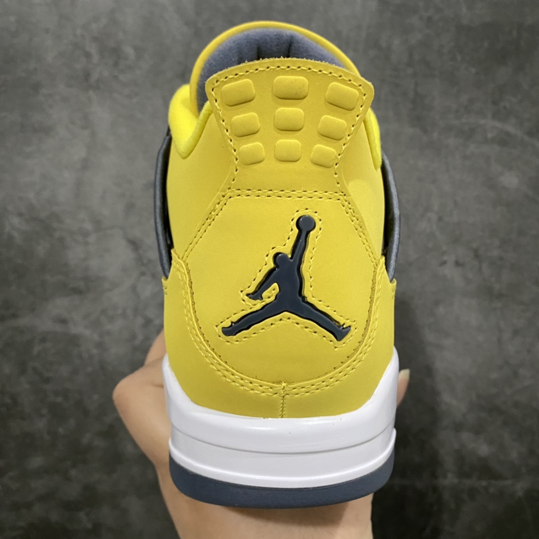 图片[4]-神版 Air Jordan AJ4 Retro 黑黄电母 货号：CT8527-700 毫无疑问市场中端王者 耗时半年开发巨作 全套原纸板楦头开发 确保原汁原味 完美呈现四代版型 一比一鞋头弧度高度鞋身弧度 有一说一不吹不捧 实打实文案品质‼️ 此版本只针对中端市场 皮料材质有所更替 其他数据细节工艺流程均保持一致 绝不口嗨 细节品控鞋型随意秒杀市面3XX 4XX 原厂TPU网格鞋带扣 正确内里网布 菱角分明不变形无多余毛边 柔软性质感一致于原鞋 市场唯一原厂鞋扣模具 背面可见隐藏注塑口 原厂织唛标 原厂飞人电绣工艺 尾指中部跳三针 独家绑鞋带手法 印刷中底布 四线拉帮 米色美纹纸贴合固定 进口港宝加持 后跟自然饱满 全鞋荧光划线卡点 追求极致完美 每一双都是工艺品 多重QC质检 超越公司货的品控标准 实实在在的免检产品 尺码：40 40.5 41 42 42.5 43 44 44.5 45 46 47.5 48.5-选品中心