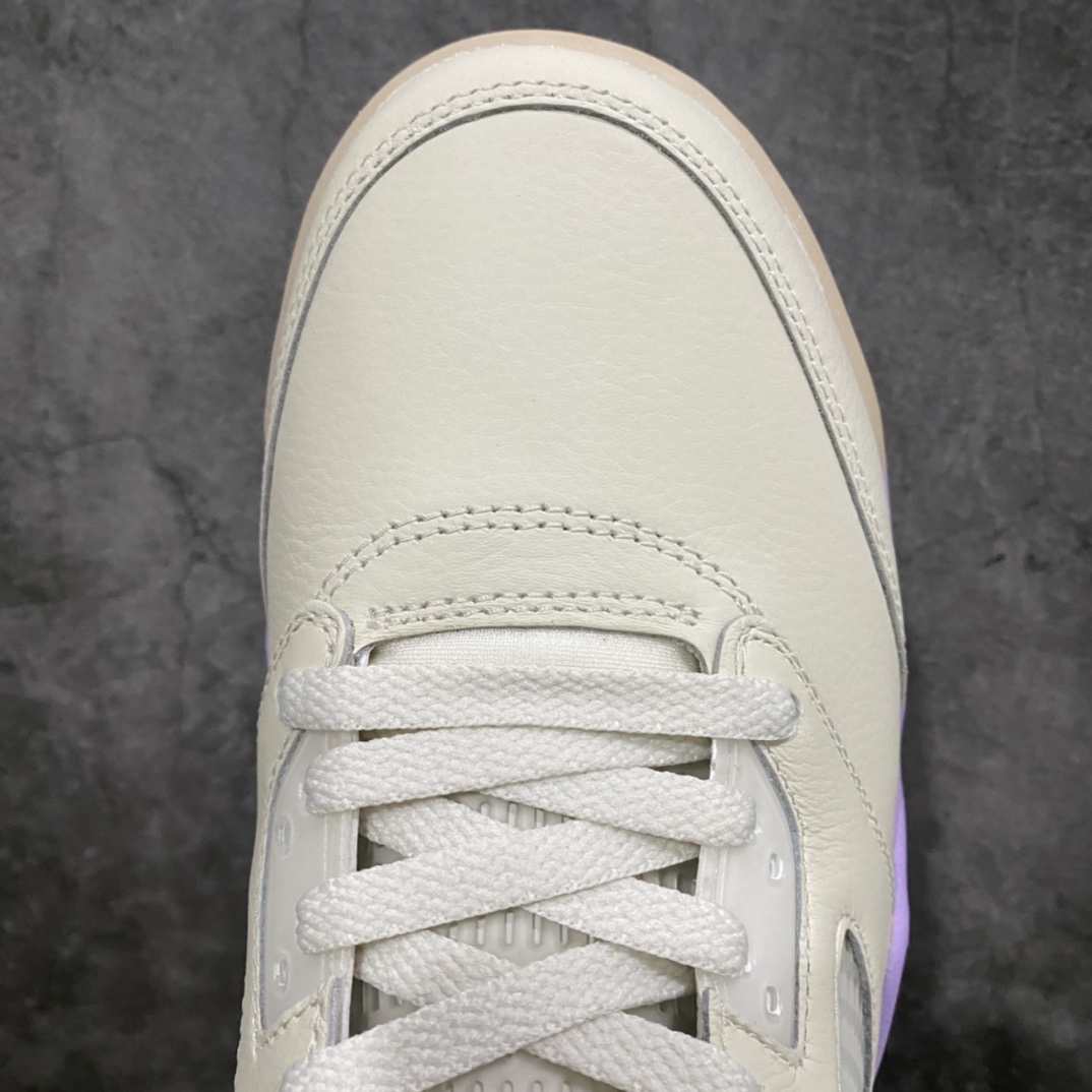 图片[5]-莞顶纯原 DJ Khaled x Air Jordan AJ5 We The Best “Crimson Bliss” 联名白紫 货号：DV4982-175 每双鞋面均采用皮革鞋面、色彩鲜明的对比色、“We The Best”和“Nike Air”Logo鞋后跟、绗缝内衬，鞋舌内侧带有“Keep”和“Going”标签，最后以半透明外底完成设计，特别是右鞋脚下印有“We The Best”字样。 尺码：40.5 41 42 42.5 43 44 44.5 45 46 47.5-选品中心
