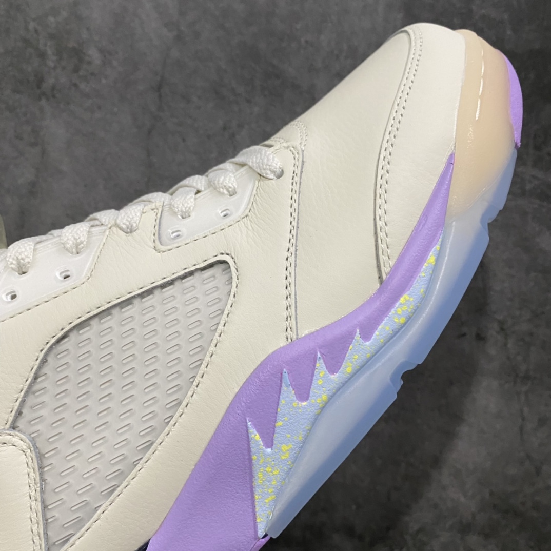 图片[6]-莞顶纯原 DJ Khaled x Air Jordan AJ5 We The Best “Crimson Bliss” 联名白紫 货号：DV4982-175 每双鞋面均采用皮革鞋面、色彩鲜明的对比色、“We The Best”和“Nike Air”Logo鞋后跟、绗缝内衬，鞋舌内侧带有“Keep”和“Going”标签，最后以半透明外底完成设计，特别是右鞋脚下印有“We The Best”字样。 尺码：40.5 41 42 42.5 43 44 44.5 45 46 47.5-选品中心