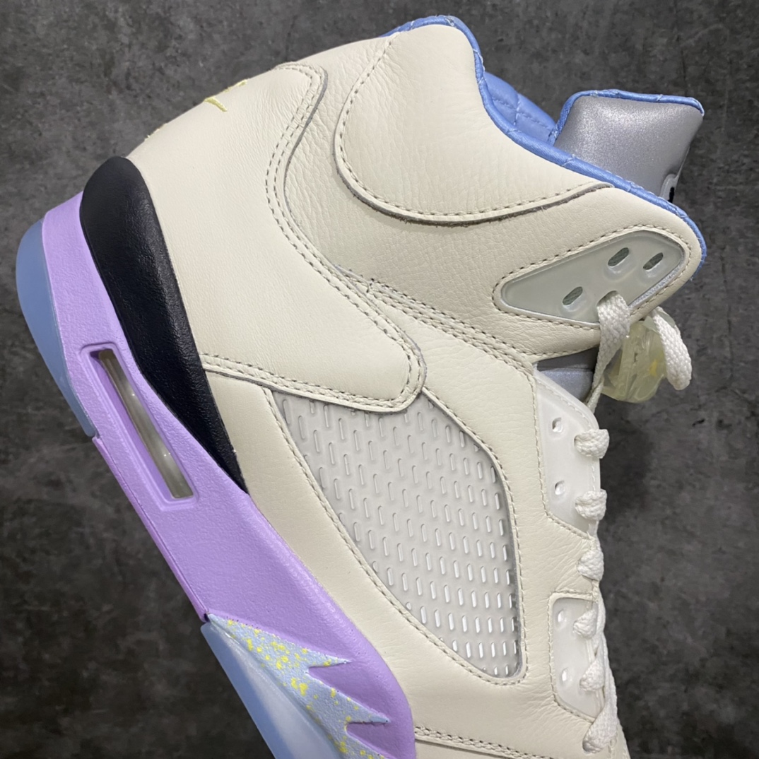 图片[7]-莞顶纯原 DJ Khaled x Air Jordan AJ5 We The Best “Crimson Bliss” 联名白紫 货号：DV4982-175 每双鞋面均采用皮革鞋面、色彩鲜明的对比色、“We The Best”和“Nike Air”Logo鞋后跟、绗缝内衬，鞋舌内侧带有“Keep”和“Going”标签，最后以半透明外底完成设计，特别是右鞋脚下印有“We The Best”字样。 尺码：40.5 41 42 42.5 43 44 44.5 45 46 47.5-选品中心