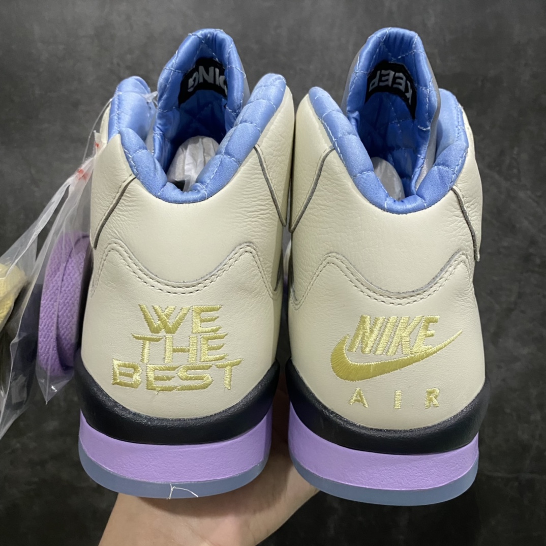 图片[4]-莞顶纯原 DJ Khaled x Air Jordan AJ5 We The Best “Crimson Bliss” 联名白紫 货号：DV4982-175 每双鞋面均采用皮革鞋面、色彩鲜明的对比色、“We The Best”和“Nike Air”Logo鞋后跟、绗缝内衬，鞋舌内侧带有“Keep”和“Going”标签，最后以半透明外底完成设计，特别是右鞋脚下印有“We The Best”字样。 尺码：40.5 41 42 42.5 43 44 44.5 45 46 47.5-选品中心