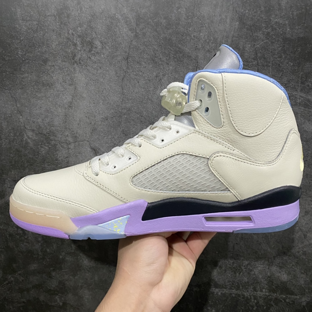 图片[2]-莞顶纯原 DJ Khaled x Air Jordan AJ5 We The Best “Crimson Bliss” 联名白紫 货号：DV4982-175 每双鞋面均采用皮革鞋面、色彩鲜明的对比色、“We The Best”和“Nike Air”Logo鞋后跟、绗缝内衬，鞋舌内侧带有“Keep”和“Going”标签，最后以半透明外底完成设计，特别是右鞋脚下印有“We The Best”字样。 尺码：40.5 41 42 42.5 43 44 44.5 45 46 47.5-选品中心