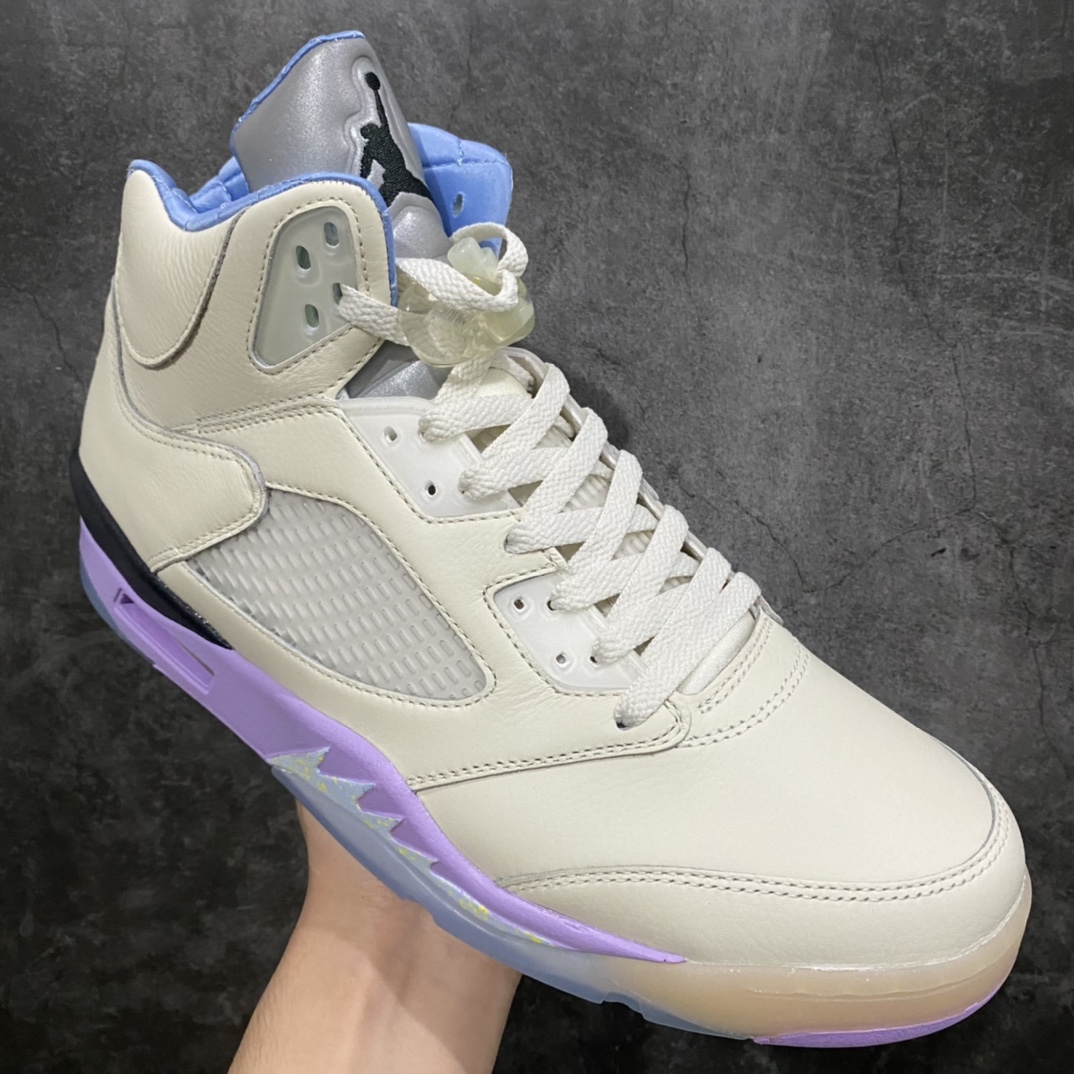 图片[3]-莞顶纯原 DJ Khaled x Air Jordan AJ5 We The Best “Crimson Bliss” 联名白紫 货号：DV4982-175 每双鞋面均采用皮革鞋面、色彩鲜明的对比色、“We The Best”和“Nike Air”Logo鞋后跟、绗缝内衬，鞋舌内侧带有“Keep”和“Going”标签，最后以半透明外底完成设计，特别是右鞋脚下印有“We The Best”字样。 尺码：40.5 41 42 42.5 43 44 44.5 45 46 47.5-选品中心