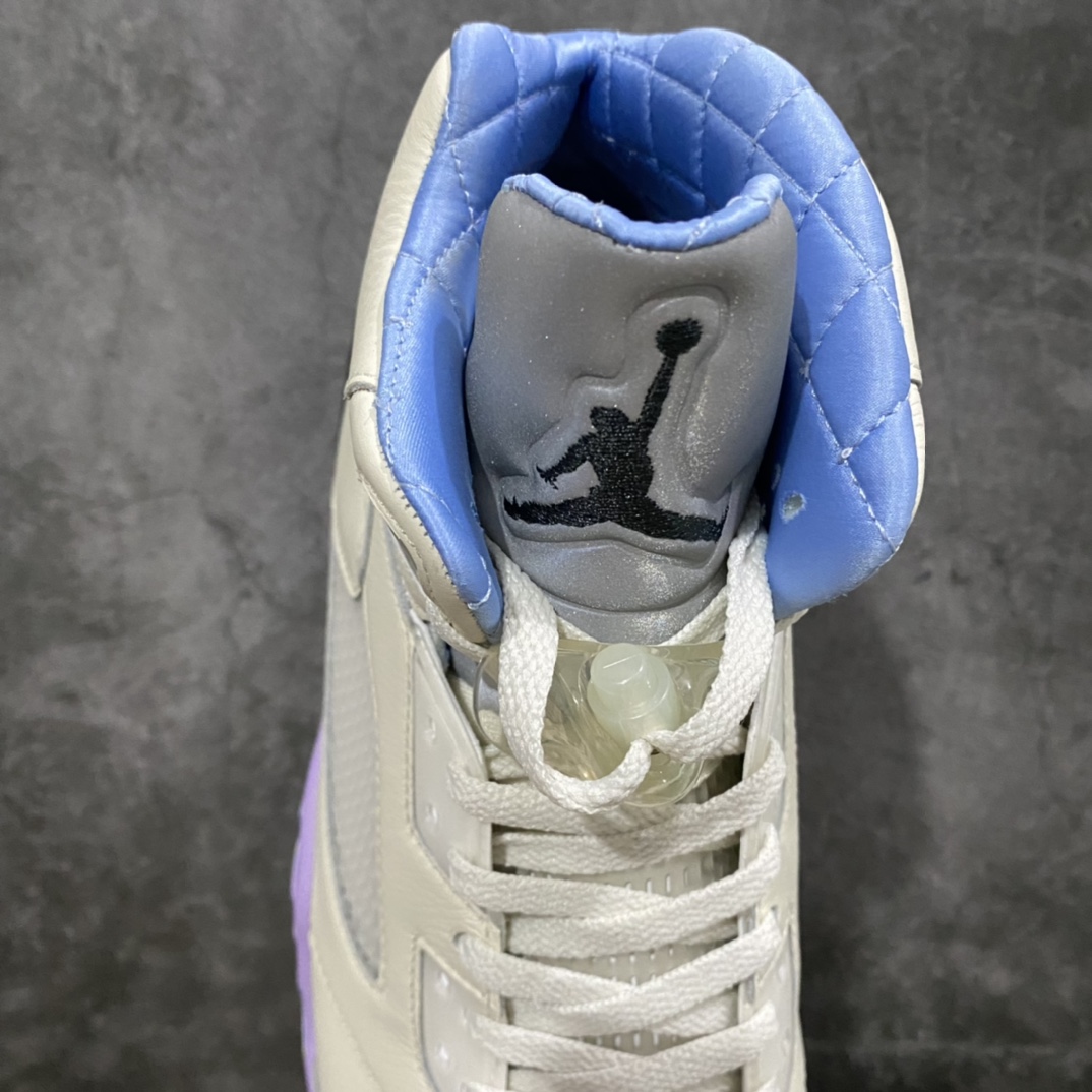 图片[8]-莞顶纯原 DJ Khaled x Air Jordan AJ5 We The Best “Crimson Bliss” 联名白紫 货号：DV4982-175 每双鞋面均采用皮革鞋面、色彩鲜明的对比色、“We The Best”和“Nike Air”Logo鞋后跟、绗缝内衬，鞋舌内侧带有“Keep”和“Going”标签，最后以半透明外底完成设计，特别是右鞋脚下印有“We The Best”字样。 尺码：40.5 41 42 42.5 43 44 44.5 45 46 47.5-选品中心