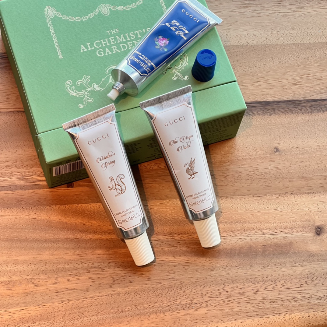 专/45💰
古驰炼金术士花园花护手霜三件套花意版！内含：50ml×3。味道：冬之春，瑰之颂，花之初。