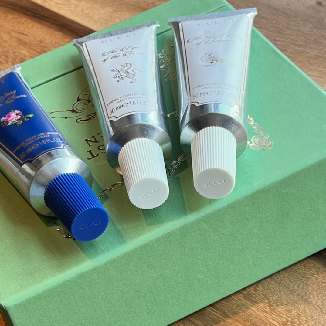 专/45💰
古驰炼金术士花园花护手霜三件套花意版！内含：50ml×3。味道：冬之春，瑰之颂，花之初。