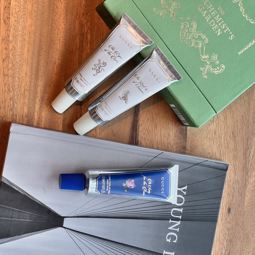 专/45💰
古驰炼金术士花园花护手霜三件套花意版！内含：50ml×3。味道：冬之春，瑰之颂，花之初。
