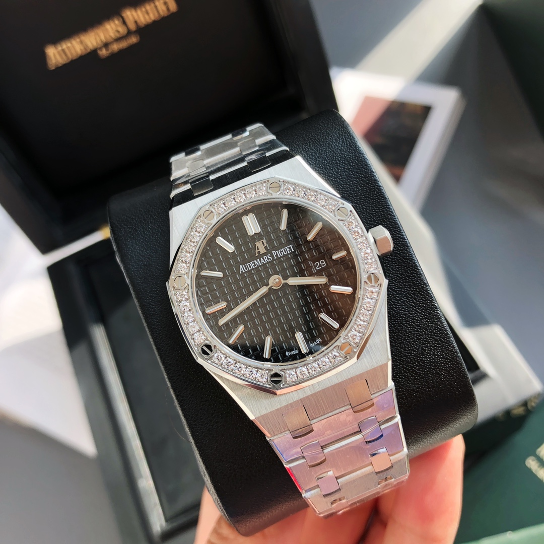 NO:157617,The watches of the Audemars Piguet Royal Oak series are 67651ST.ZZ.1261ST.01. The octagonal appearance of the Audemars Piguet Royal Oak series also has the unique design style of Audemars Piguet. It also integrates the elegant style of women. Even if it is only a small size of 33 mm, it fully displays the pure beauty and firm lines of Audemars Piguet's unique color. The diamond-inlaid bezel also adds more softness to the ladies. (40 bright cut diamonds, total weight is about 0.71 carats) equipped with a Swiss quartz movement and has practical calendar display function. Ladies will not look heavy when worn. This product is generally not a large number. The quantity is limited.,,audemars19860909批 爱彼皇家橡树系列中的女士腕表.其官方型号为67651ST.ZZ.1261ST.01.爱彼皇家橡树系列独有的八角形外观还拥有爱彼独特的设计风格也将女士优雅风格融入其中,深受女士们的爱戴,即使只有33毫米的小尺寸,也将爱彼独有的纯净美感与刚毅线条展现的淋漓尽致. 而镶满钻石的表圈也为佩戴的女士增添了更多的柔美.（40颗明亮型切割美钻 总重约0.71克拉）搭载瑞士石英机芯、拥有实用的日历显示功能,女士们佩戴起来不会显得沉重 这种货一般数量不是很多的.数量有限哦.,,audemars,Watch