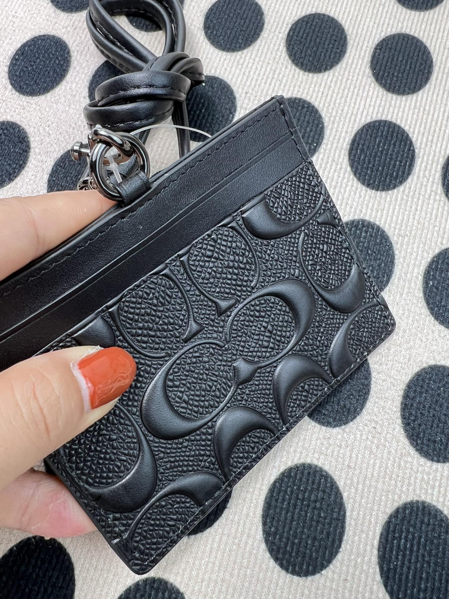 Coach ～coach F6752头成牛皮压纹黑色、横款方形工作牌