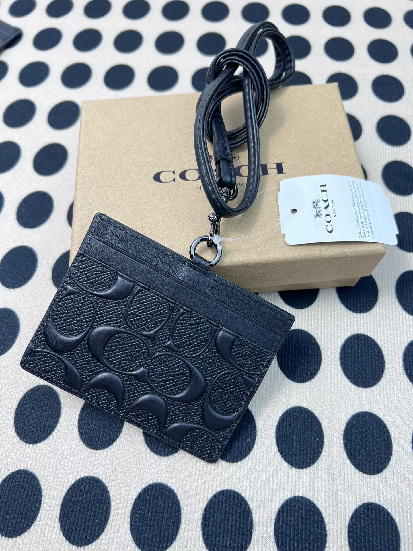 Coach ～coach F6752头成牛皮压纹黑色、横款方形工作牌