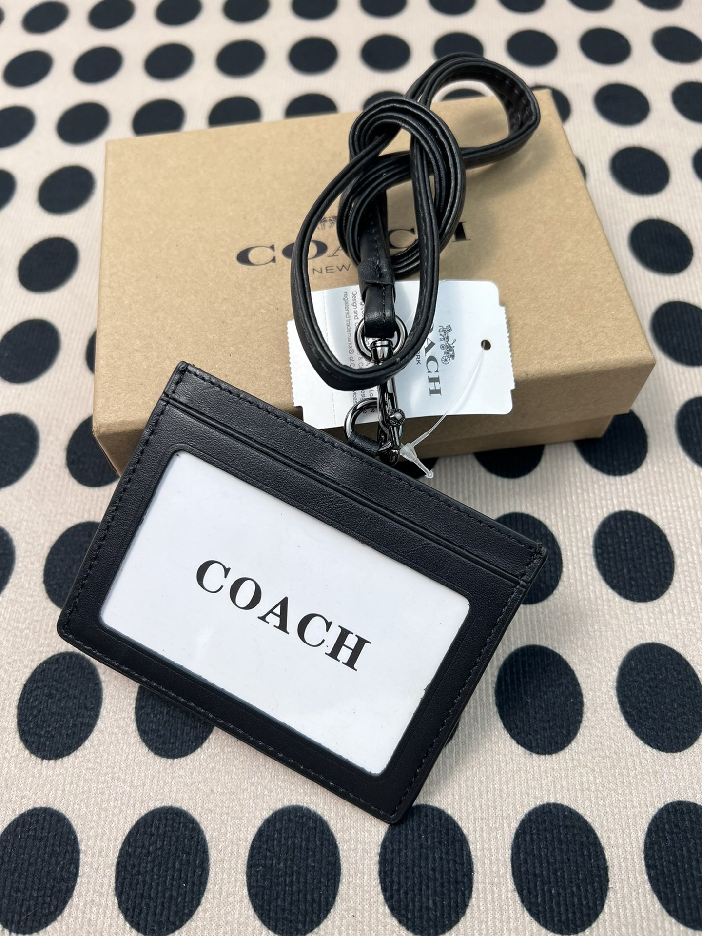 Coach ～coach F6752头成牛皮压纹黑色、横款方形工作牌