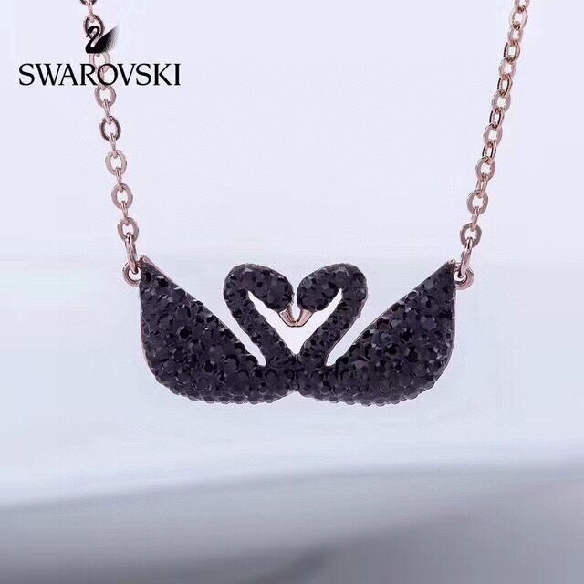 swarovski双黑天鹅锁骨项链这款华丽耀眼的项链以镀玫瑰金色金属精心打造并通过低温陶瓷镶嵌技术黑天鹅