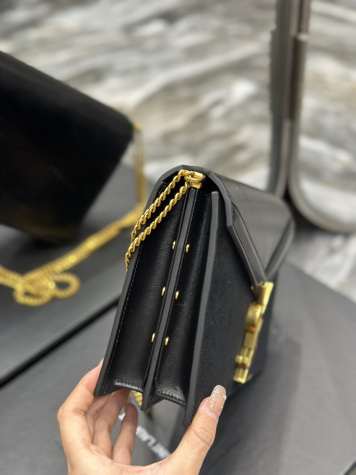 CASSANDRA磨砂系列_意大利金扣牛皮搭配磨砂皮侧面带钉装饰内有双隔层最具特色的就是这个青铜金属五金