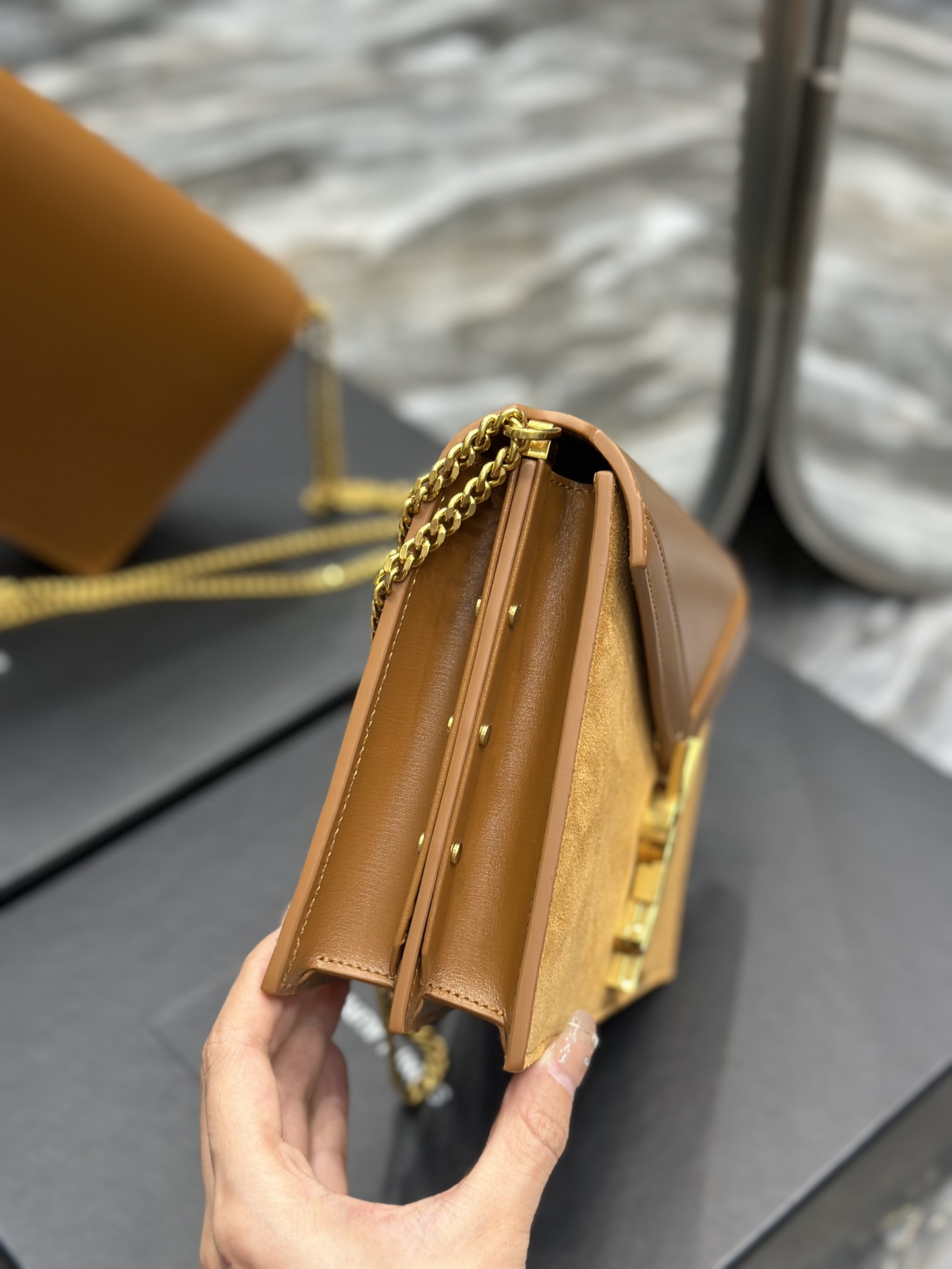 CASSANDRA磨砂系列_意大利金扣牛皮搭配磨砂皮侧面带钉装饰内有双隔层最具特色的就是这个青铜金属五金