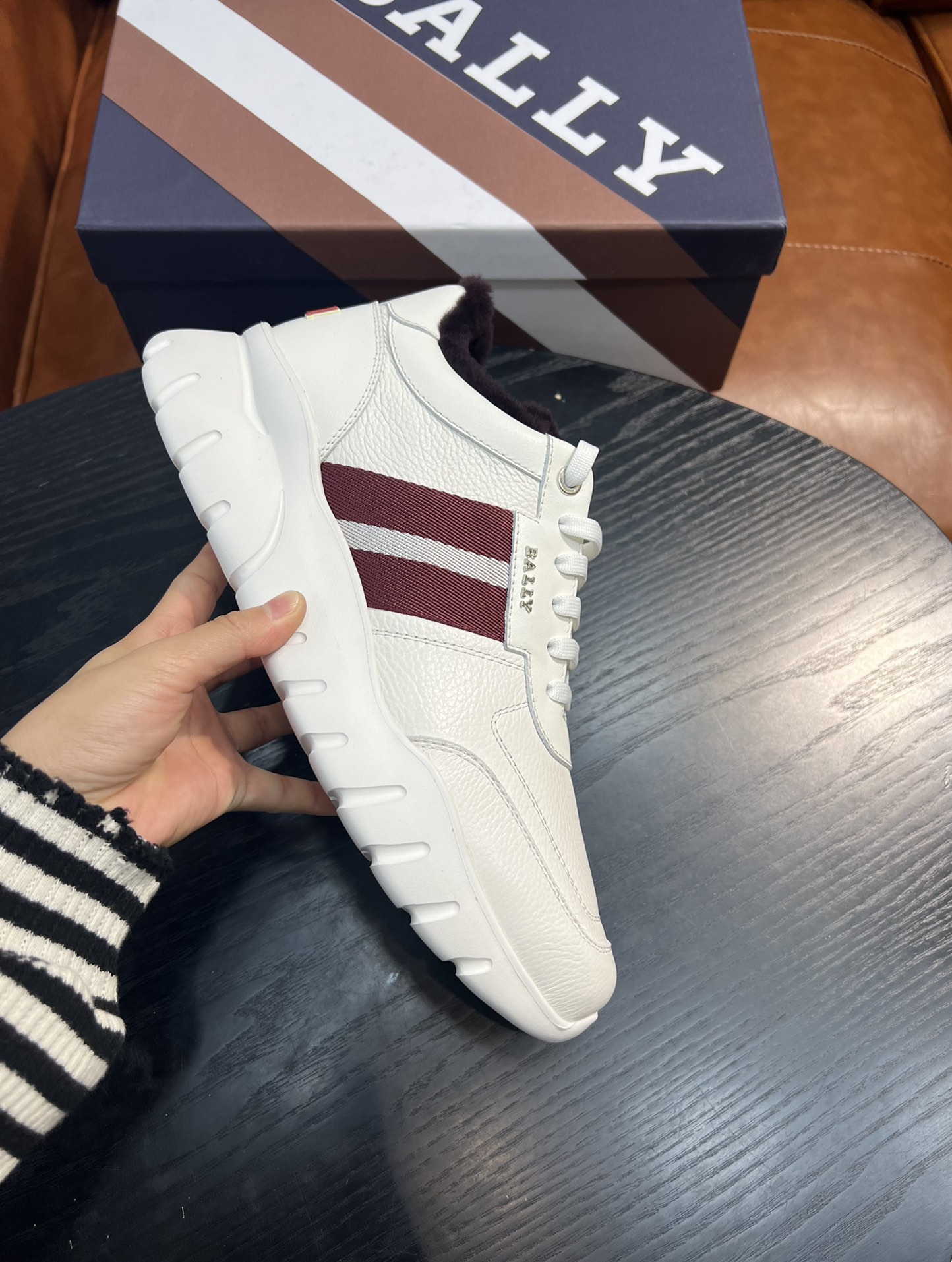 Precio real Ya están disponibles las nuevas botas de lana para hombre de Bally. Confeccionadas en cuero engomado imperm…