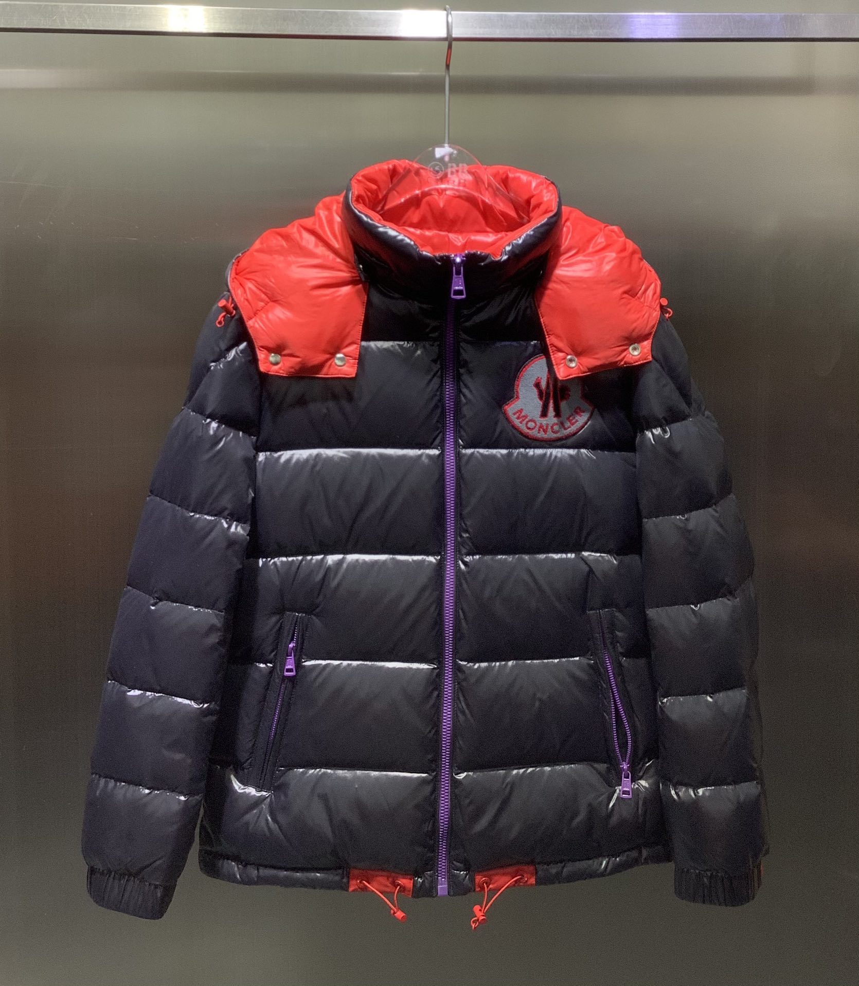 NO:696893,Equipped with dust bag Moncle* muzzle New product on the shelves Detachable hooded bread down jacket Contrast color classic letter patch embellishment on the chest Classic and versatile style Loose bread version Unisex style Slim and not flattering Contrast color design Inside the laser embossed 90 duck down filling The upper body effect is very good The down jacket fabric is soft and silky with super good loft. It is a very good choice to match with a sweatshirt casually. High version 1 2 3 4 5  2 colors,,Moncler,hoodie,sweatshirts,down jacket,hats,19860909配防尘袋Moncle*蒙口 新品上架 可拆卸连帽面包羽绒服 胸前撞色经典字母贴章点缀 经典百搭款 宽松面包版型 男女同款 显瘦不挑人 内衬撞色设计 进回的激光镭射压印90鸭绒填充 上身效果非常好 羽绒服面料柔软丝滑 蓬松度超好 随便搭配卫衣都是非常不错的选择  高版本1 2 3 4 5 2色,,Moncler,hoodie,sweatshirts,down jacket,hats,,Women's clothing