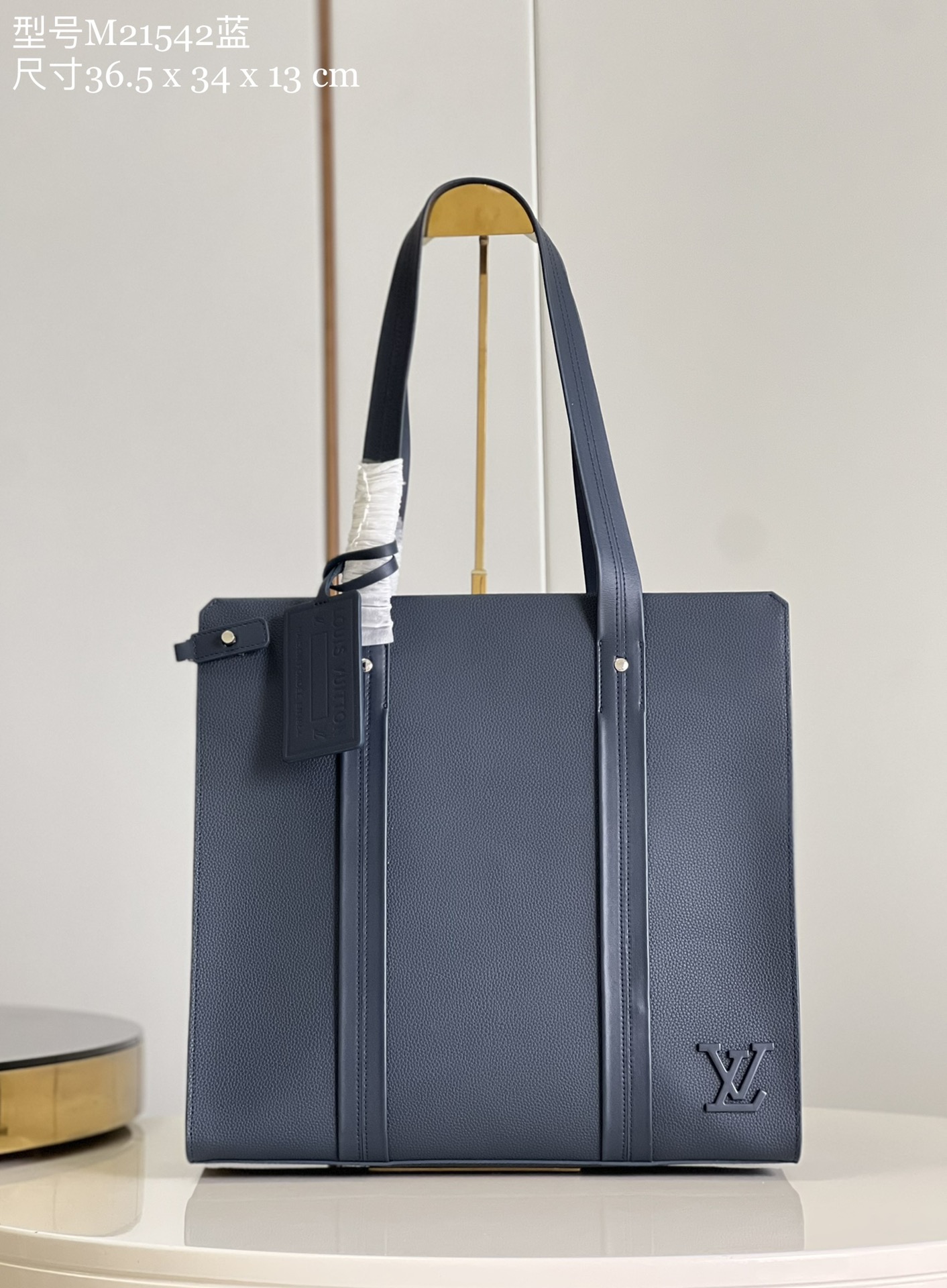 NO:401327,【Exclusive real photo M21542 blue】The new LV Aerogram Tote bag is made of soft and delicate grained cowhide leather, implicitly embellished leather labels and metal LV letters, attracting trendy attention with simple design. Lockable compartment safely protects valuable items such as laptops. Dimensions 36.5 x 34 x 13 cm (length x height x width) Z.950,LV [original leather],louis vuitton,cowhide19860909【独家实拍 M21542蓝】全新 LV Aerogram Tote 包取材柔软细腻的粒面牛皮革,含蓄点缀皮革标签和金属 LV 字母,与简约设计共同吸引潮流目光.可锁隔层稳妥保护笔记本电脑等贵重物品.尺寸36.5 x 34 x 13 cm (长度 x 高 x 宽) Z.950,LV【原厂皮】,louis vuitton,cowhide,Bag