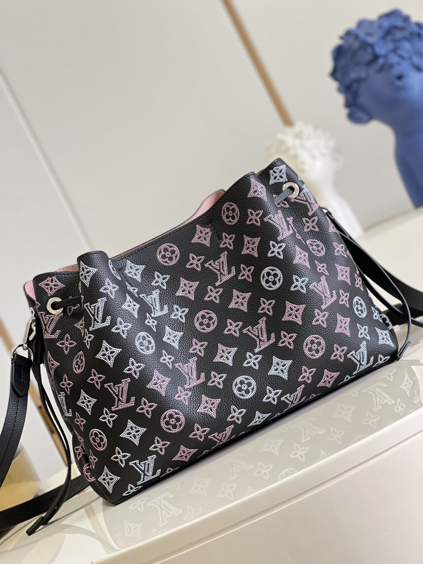 顶级原单M59200黑/对版全皮手提包系列M21107本款BellaTote手袋取材镂花穿孔牛皮革以渐变