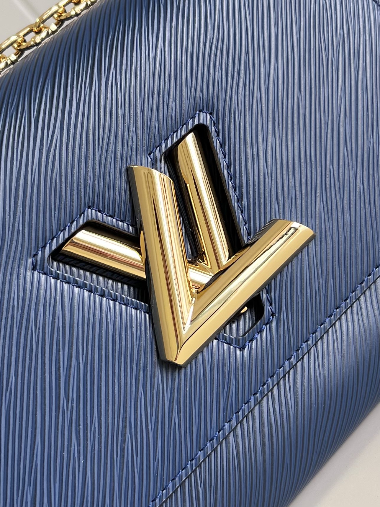 顶级原单M50282宝蓝m50280Twist中号链条包于2015度假系列宣告新古典主义风尚取材品牌标志
